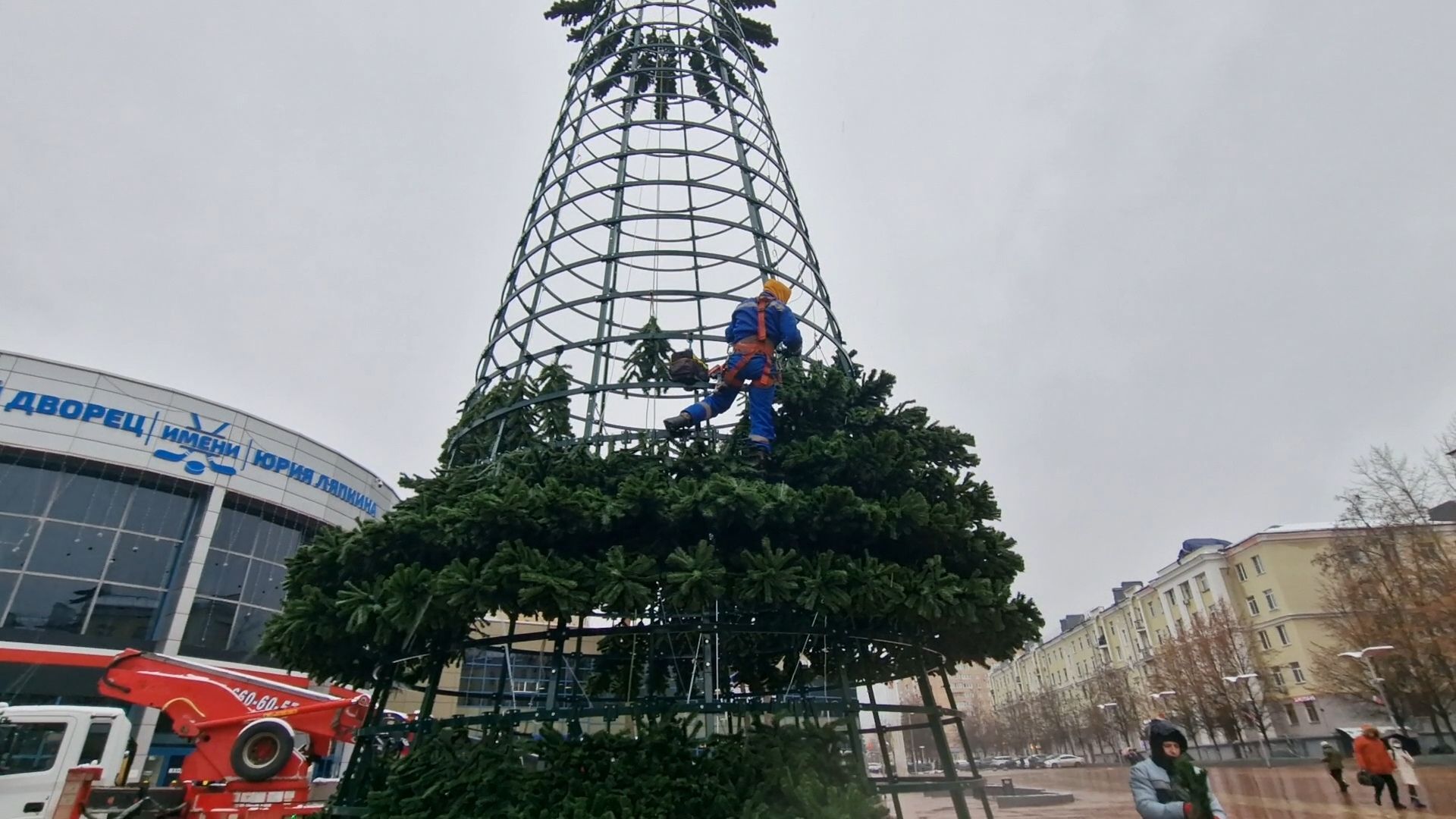 восемнадцатиметровую новогоднюю елку собирают на площади перед ледовым дворцом в балашихе, балашиха,