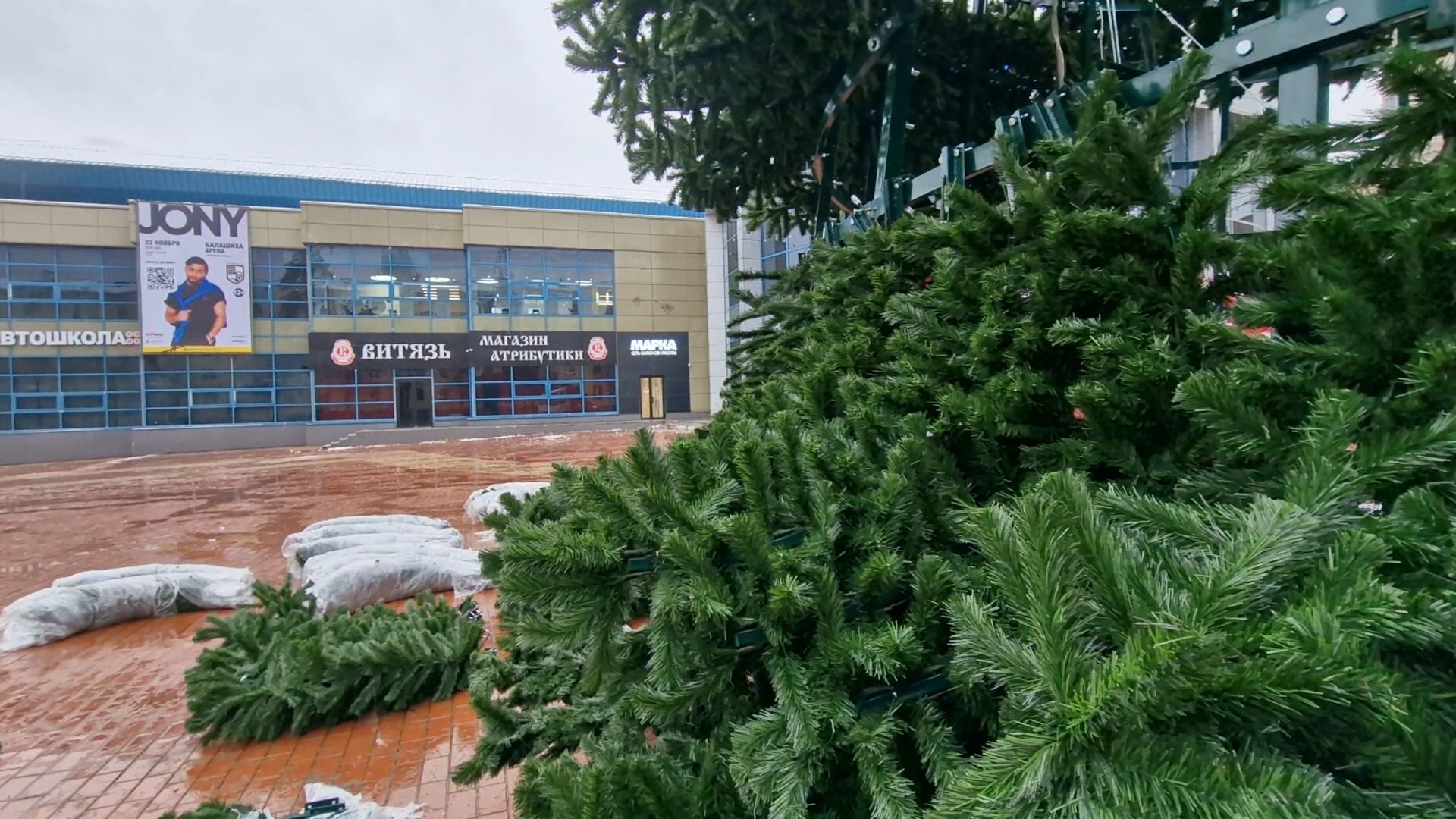 восемнадцатиметровую новогоднюю елку собирают на площади перед ледовым дворцом в балашихе, балашиха,