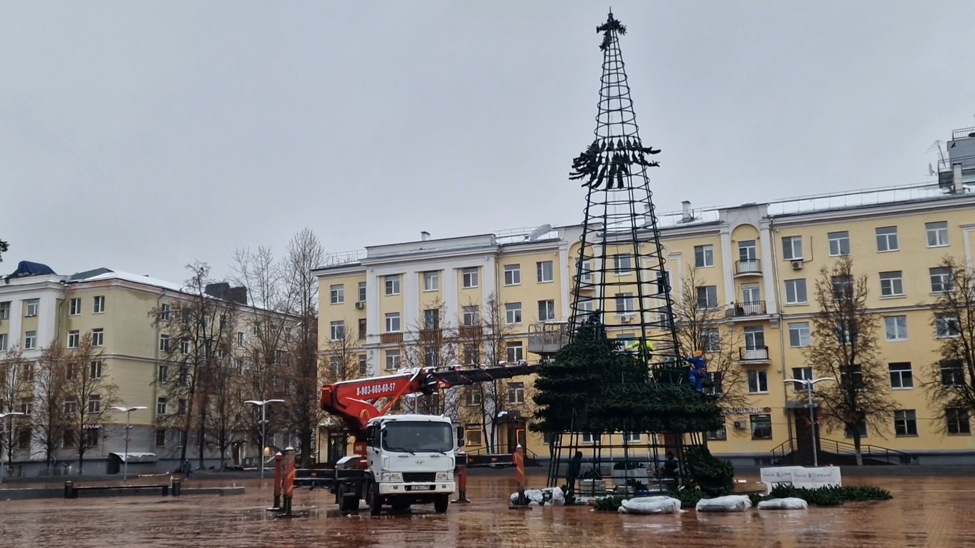 восемнадцатиметровую новогоднюю елку собирают на площади перед ледовым дворцом в балашихе, балашиха,