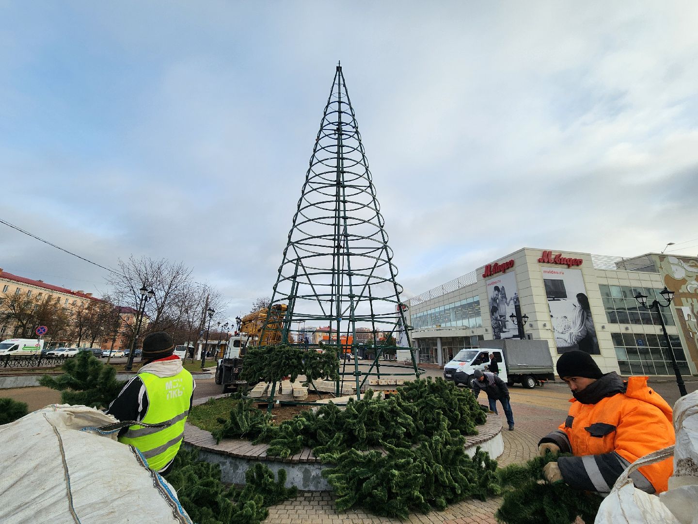 Подольск , новогодняя ель, установка елки,