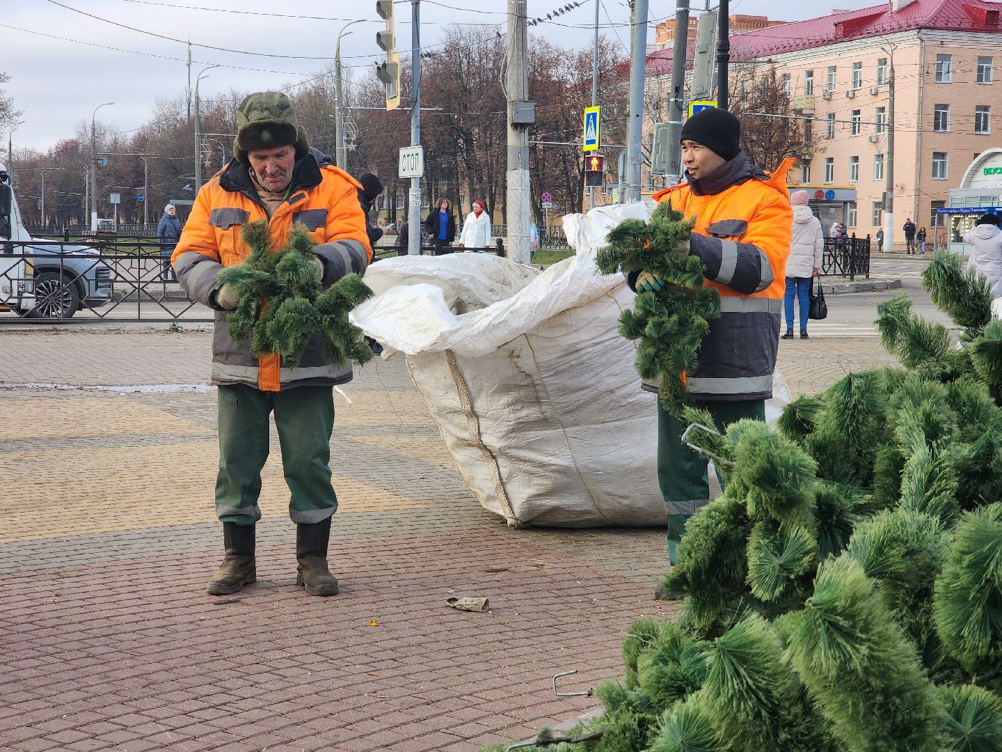 Подольск , новогодняя ель, установка елки,