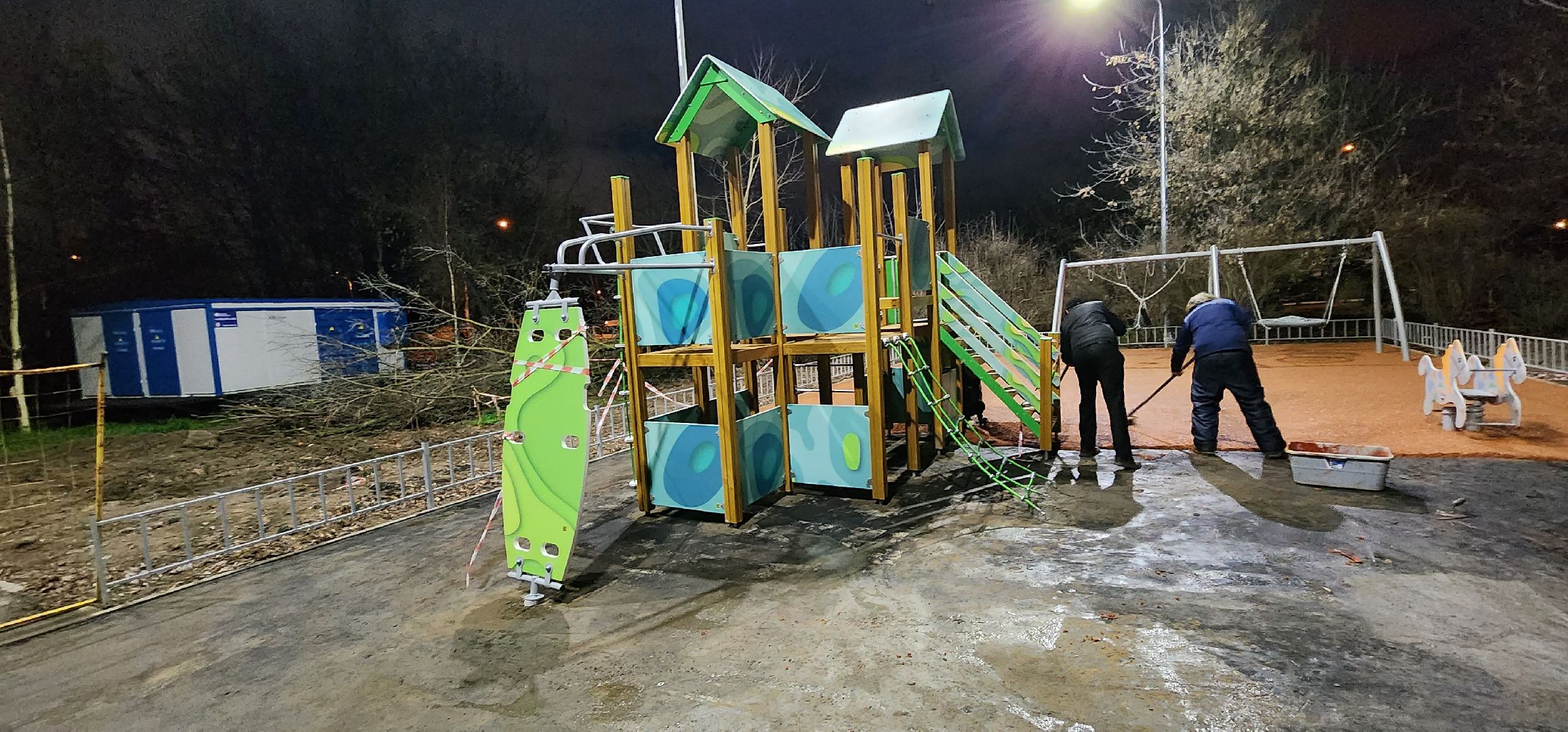 долгопрудный, молодежная улица, детская площадка, резиновое покрытие,горка, скамейка,