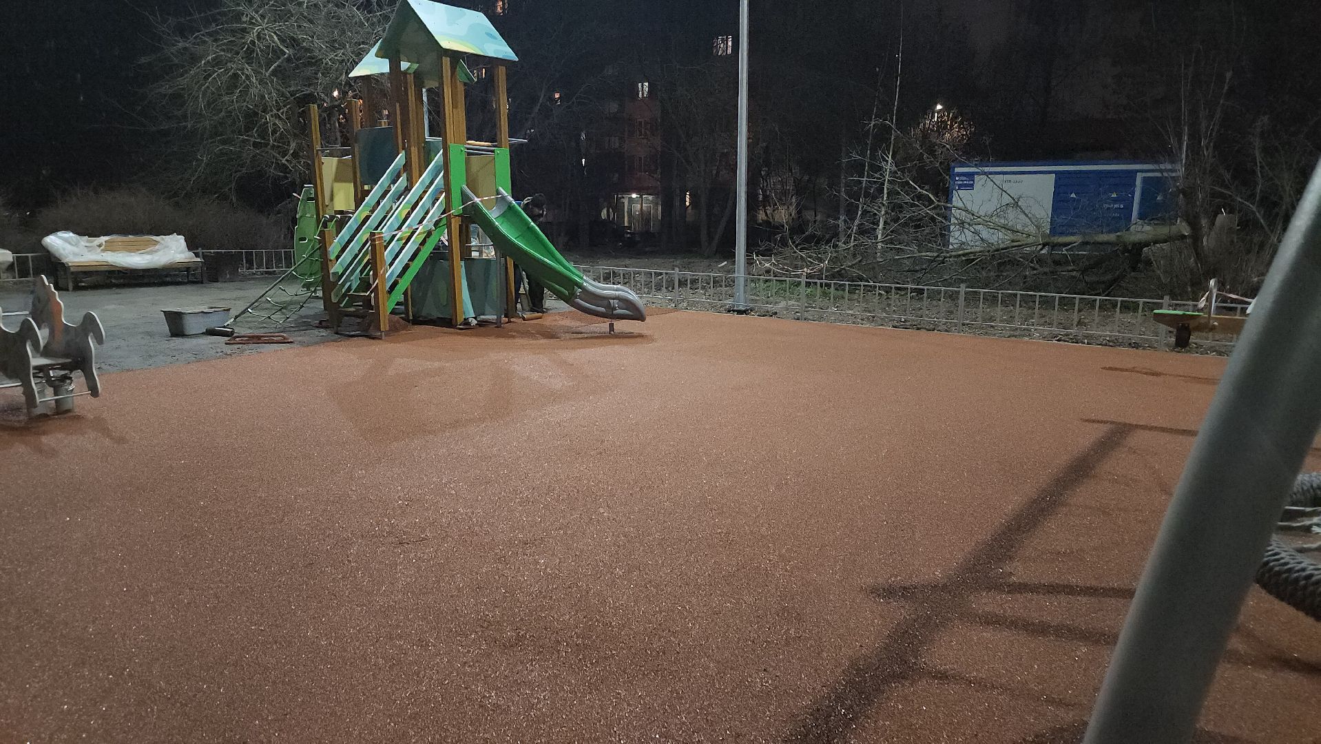 долгопрудный, молодежная улица, детская площадка, резиновое покрытие,горка, скамейка,