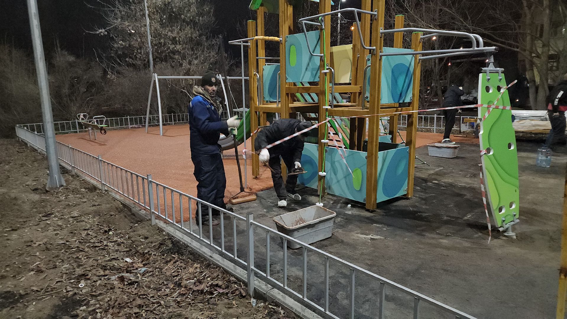 долгопрудный, молодежная улица, детская площадка, резиновое покрытие,горка, скамейка,