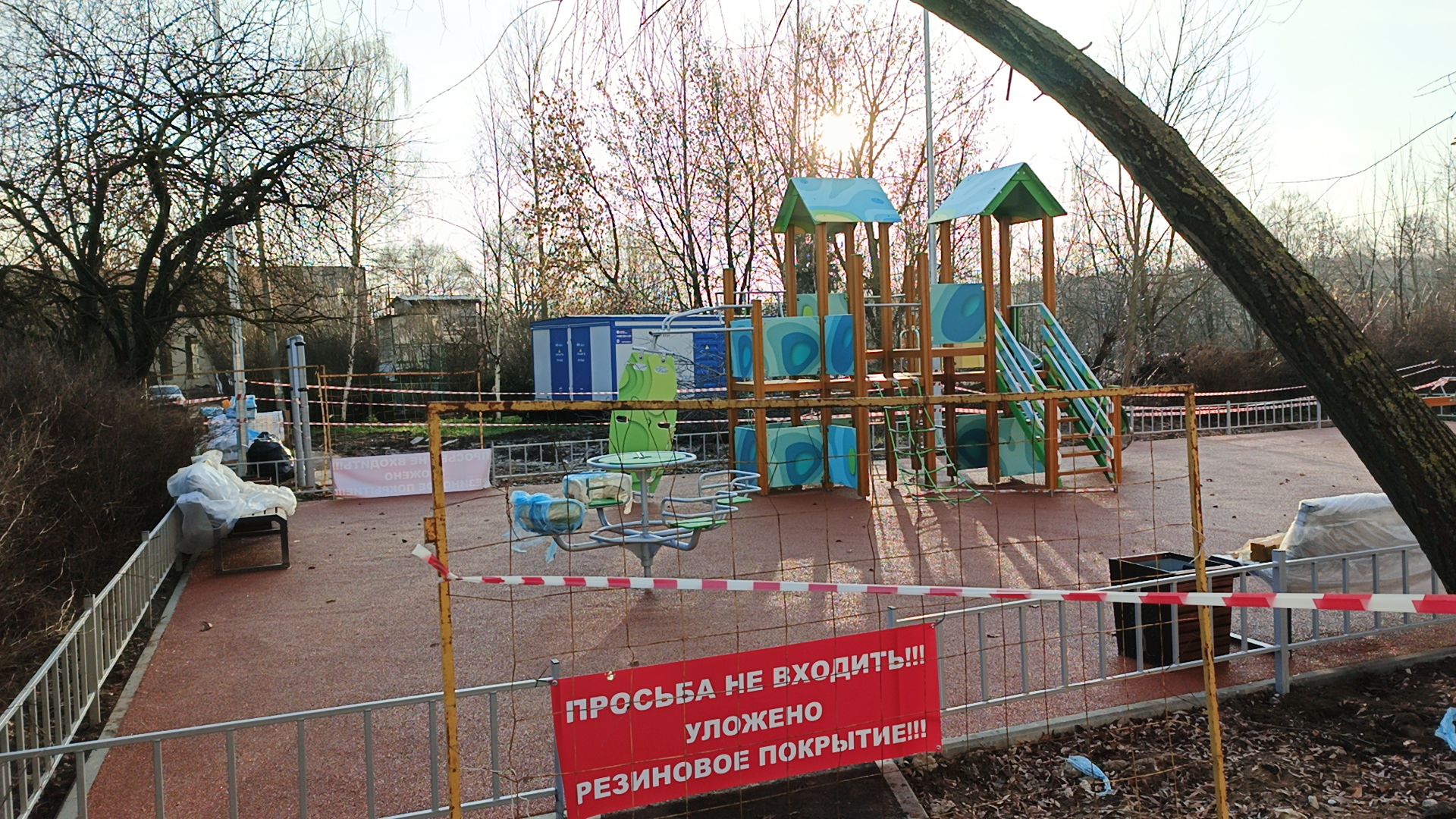 долгопрудный, молодежная улица, детская площадка, резиновое покрытие,горка, скамейка,