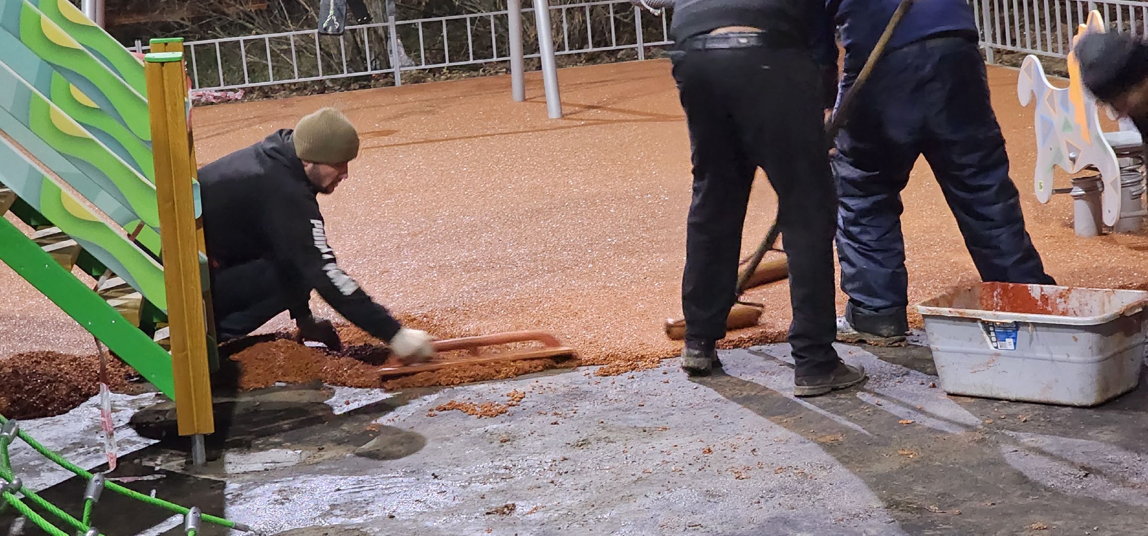 долгопрудный, молодежная улица, детская площадка, резиновое покрытие,горка, скамейка,