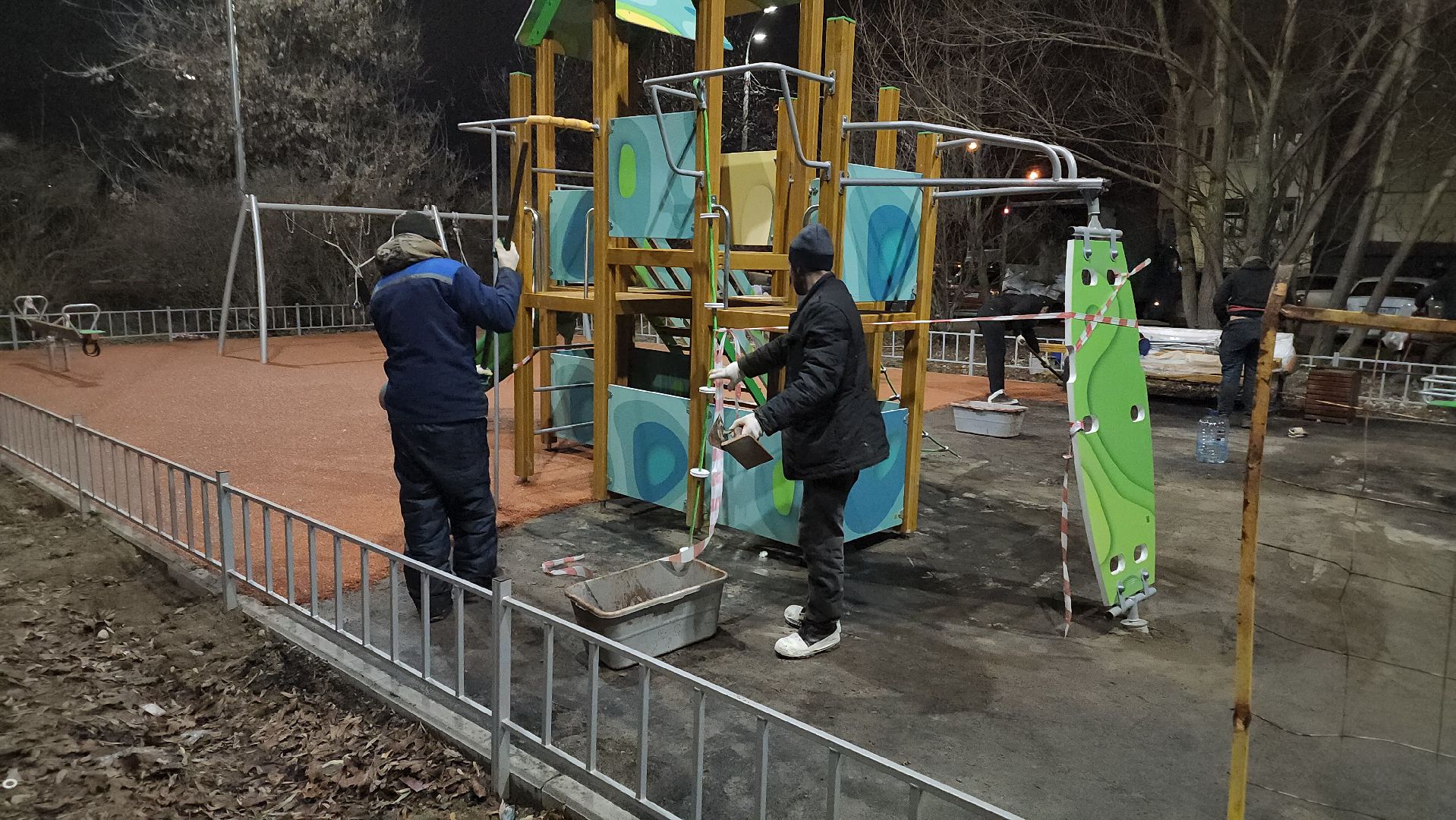 долгопрудный, молодежная улица, детская площадка, резиновое покрытие,горка, скамейка,