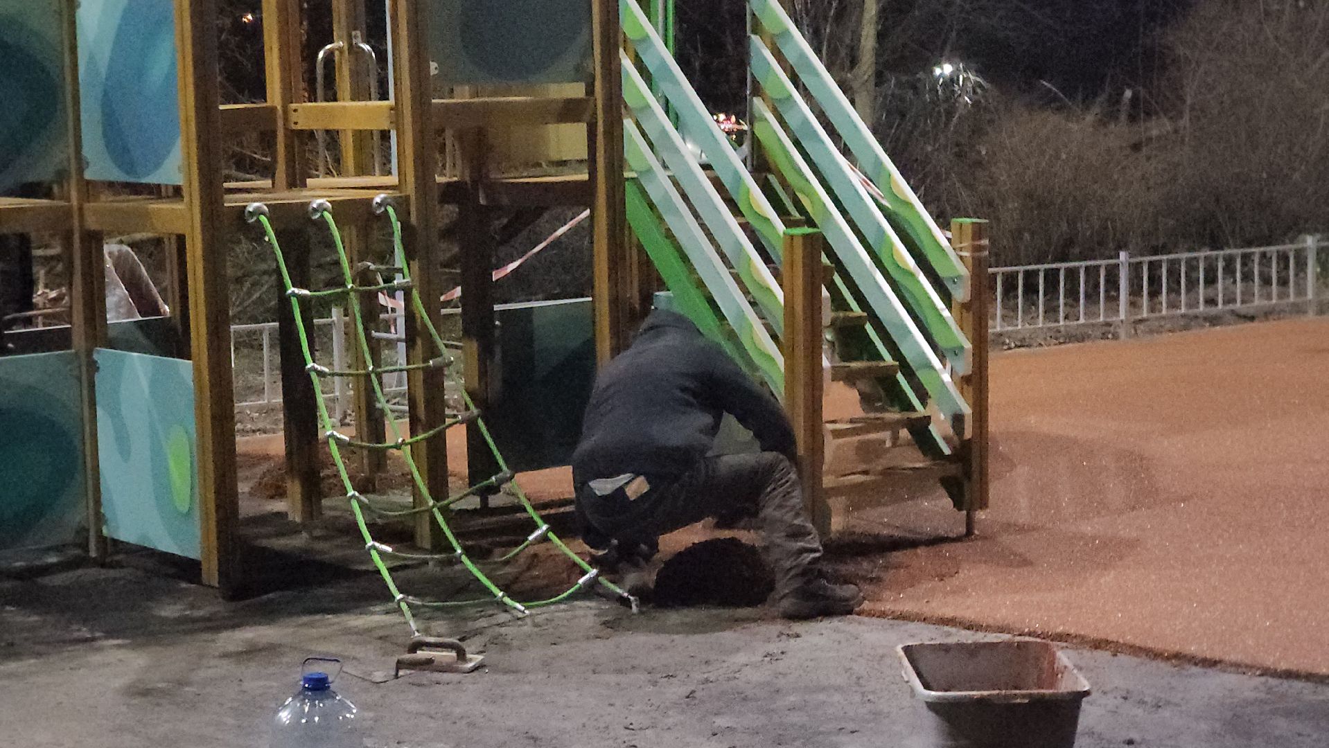 долгопрудный, молодежная улица, детская площадка, резиновое покрытие,горка, скамейка,