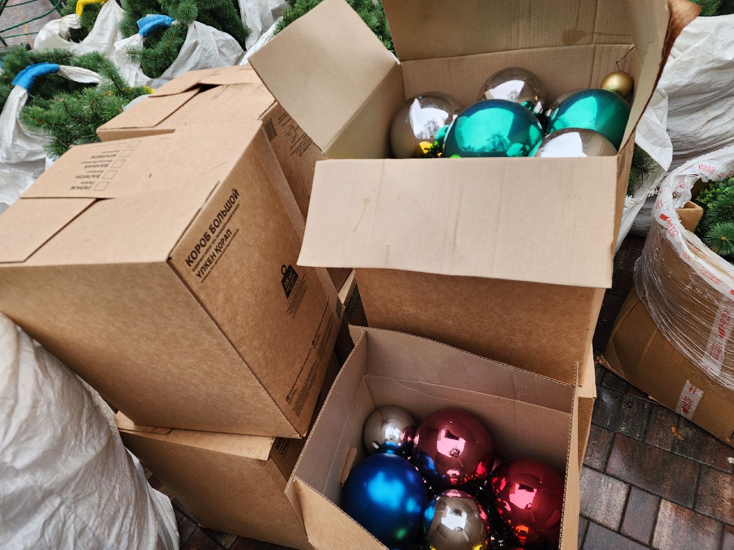 Подольск , Парк Талалихина , новогодняя ель в парке,