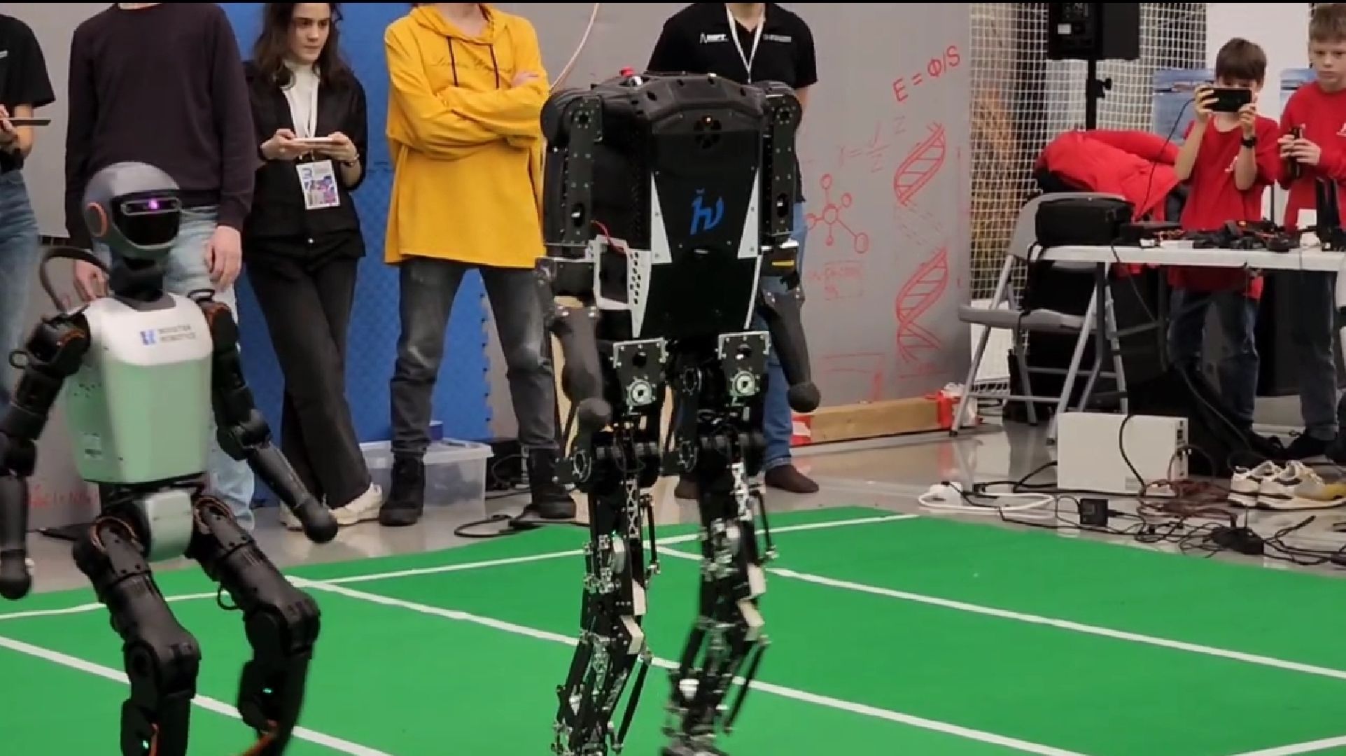 долгопрудный, физтех-лицей, мфти, лаборатория волновых процессов, гуманоидные роботы, робоспорт, забег роботов, алгоритм, тяжелый гуманоидный робот,