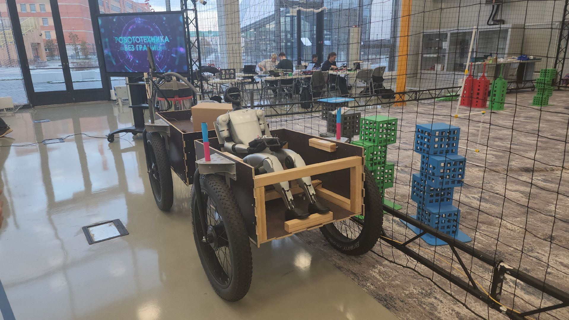 долгопрудный, физтех-лицей, мфти, лаборатория волновых процессов, гуманоидные роботы, робоспорт, забег роботов, алгоритм, тяжелый гуманоидный робот,
