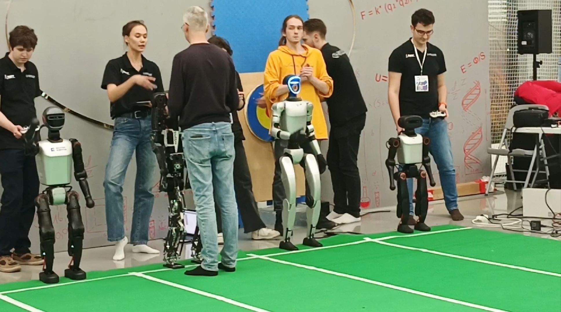 долгопрудный, физтех-лицей, мфти, лаборатория волновых процессов, гуманоидные роботы, робоспорт, забег роботов, алгоритм, тяжелый гуманоидный робот,