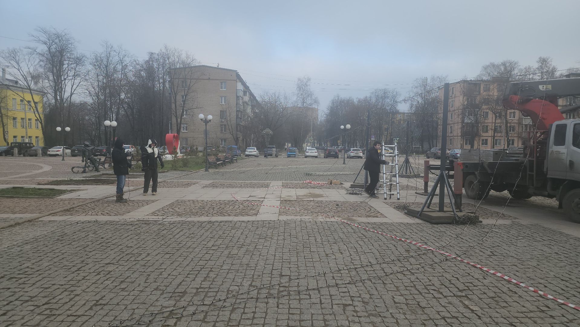 зима в подмосковье 2025, дк вперед, ёлка, шатер из гирлянд, новогодняя инсталляция, гигантская коробка,площадь собина,