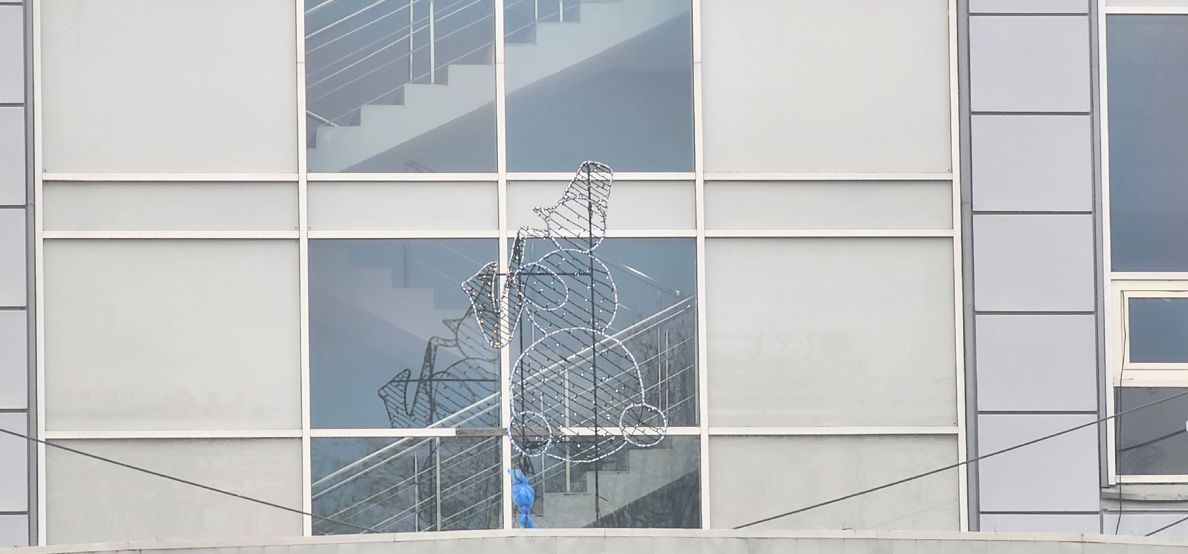 зима в подмосковье 2025, дк вперед, ёлка, шатер из гирлянд, новогодняя инсталляция, гигантская коробка,площадь собина,