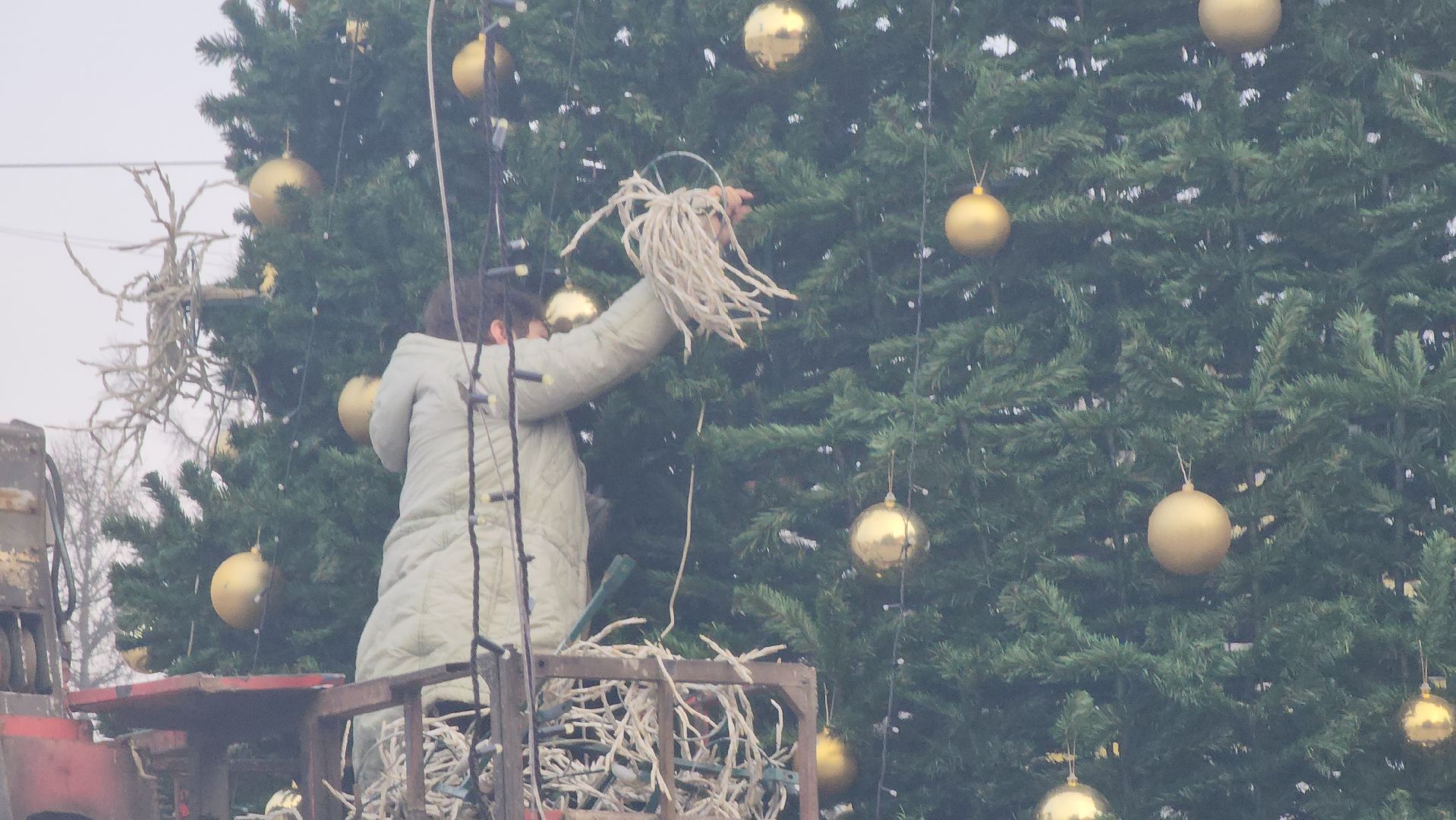 зима в подмосковье 2025, дк вперед, ёлка, шатер из гирлянд, новогодняя инсталляция, гигантская коробка,площадь собина,