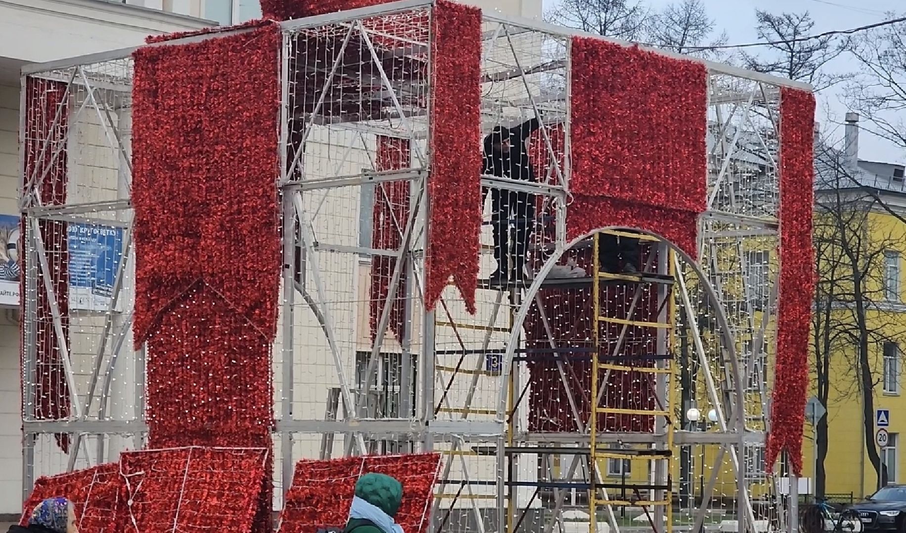 зима в подмосковье 2025, дк вперед, ёлка, шатер из гирлянд, новогодняя инсталляция, гигантская коробка,площадь собина,