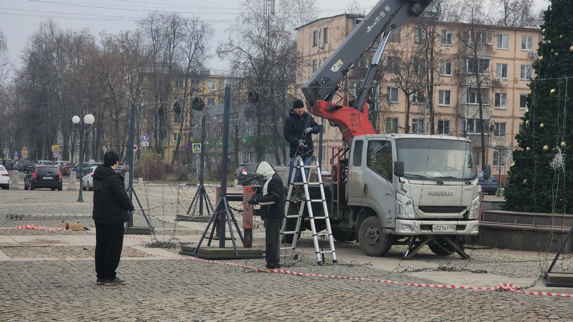 зима в подмосковье 2025, дк вперед, ёлка, шатер из гирлянд, новогодняя инсталляция, гигантская коробка,площадь собина,