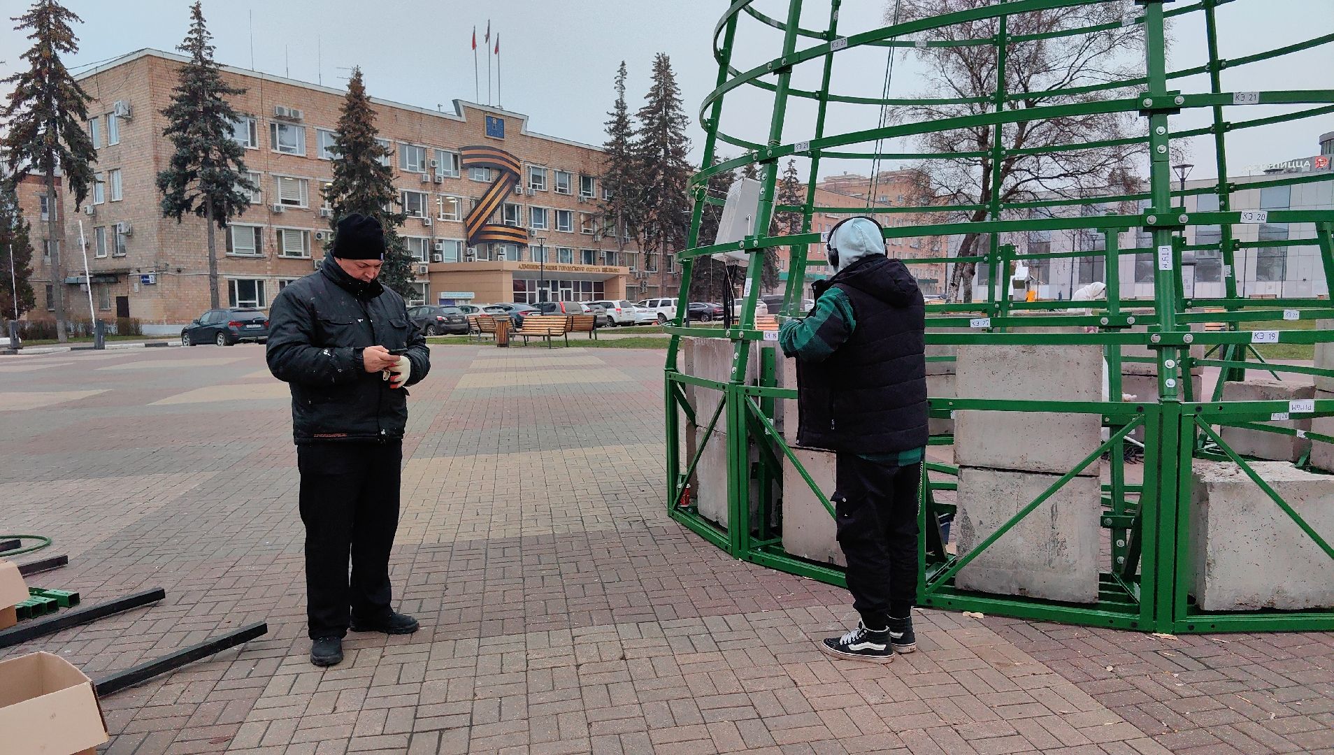 елка, монтаж, шары, шишки, площадь,