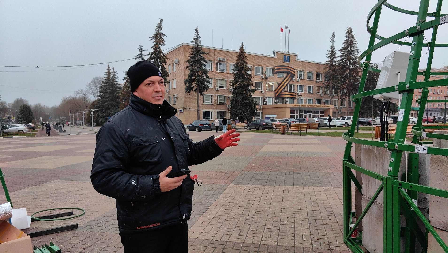 елка, монтаж, шары, шишки, площадь,