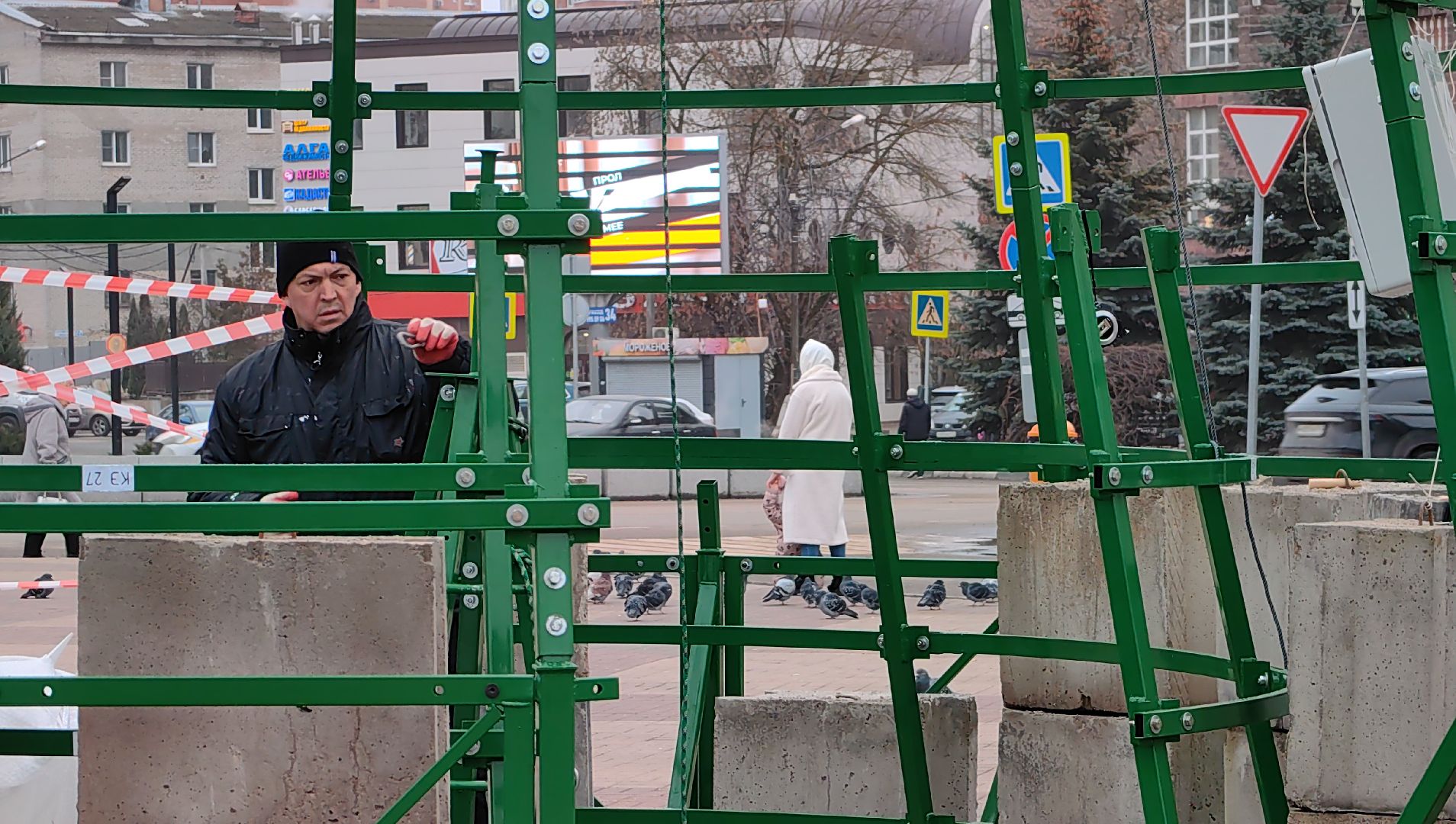 елка, монтаж, шары, шишки, площадь,