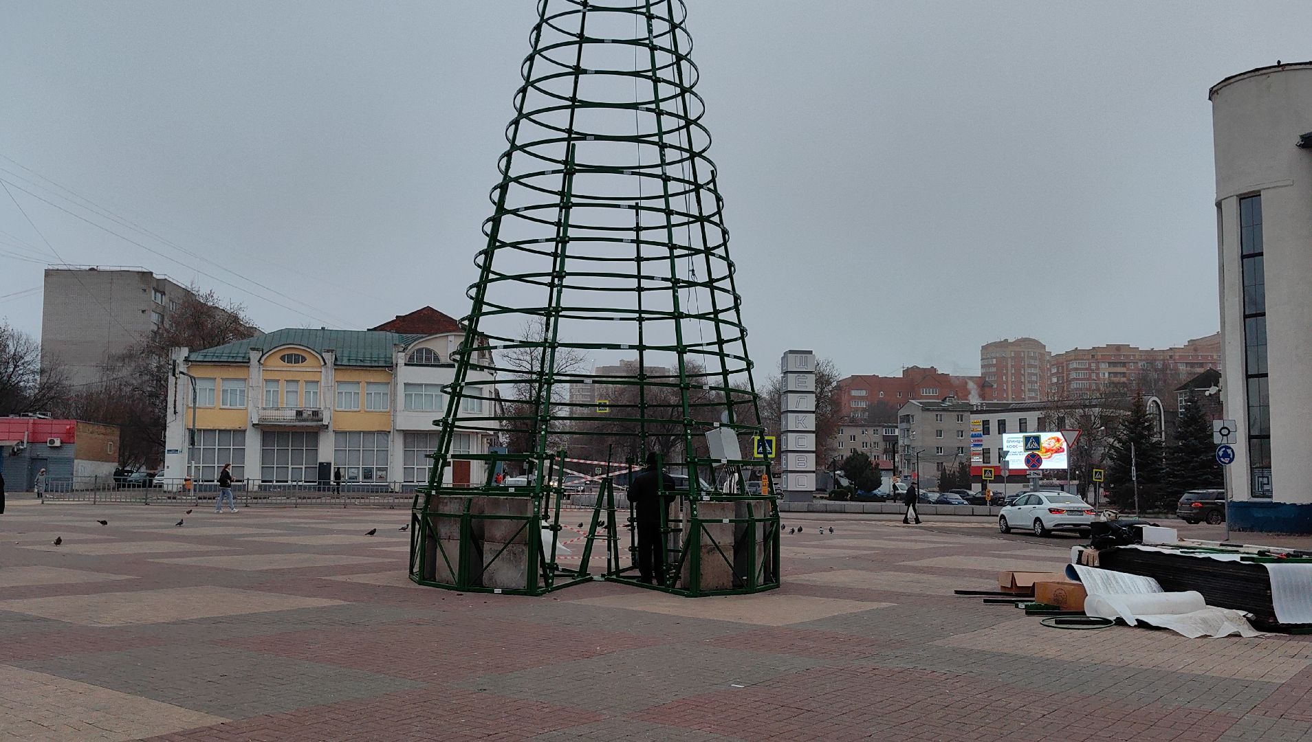 елка, монтаж, шары, шишки, площадь,