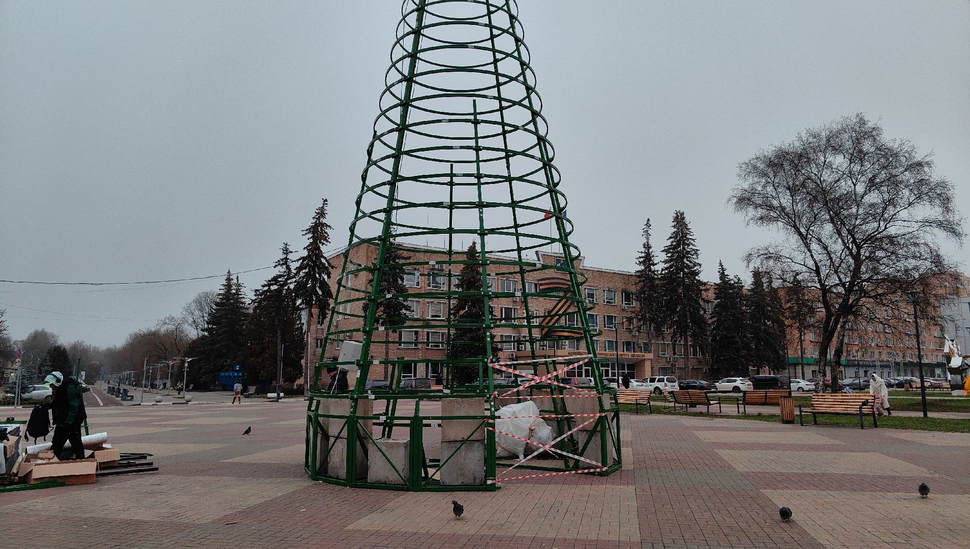 елка, монтаж, шары, шишки, площадь,