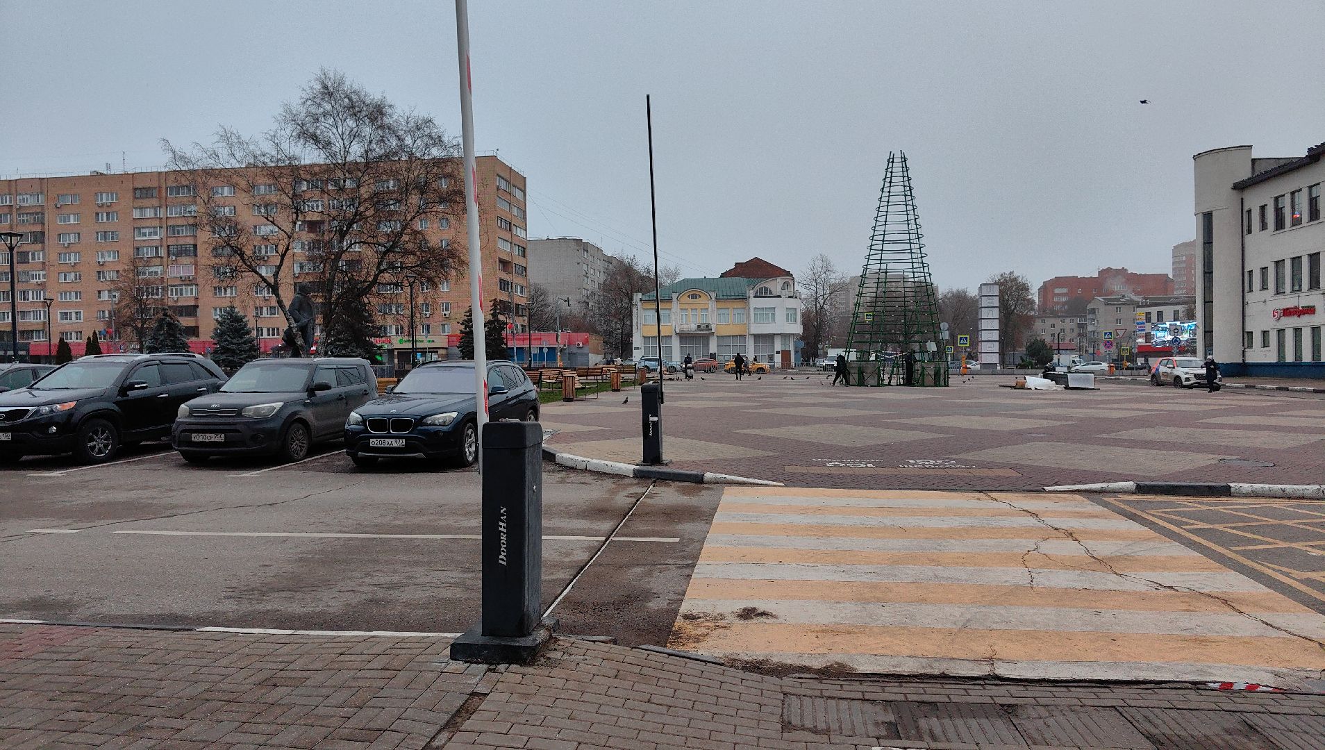 елка, монтаж, шары, шишки, площадь,