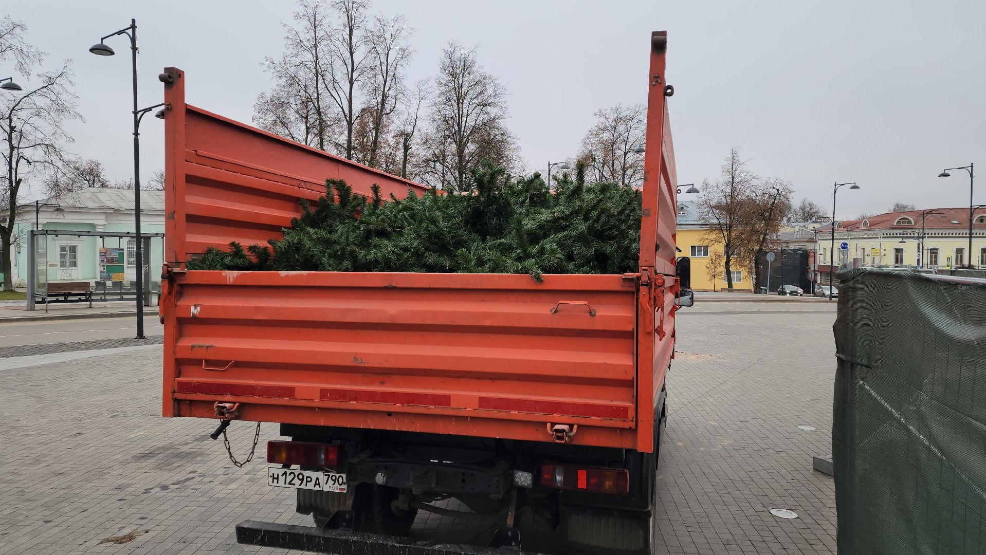 серпухов, комбинат благоустройства, монтаж елки на площади ленина,