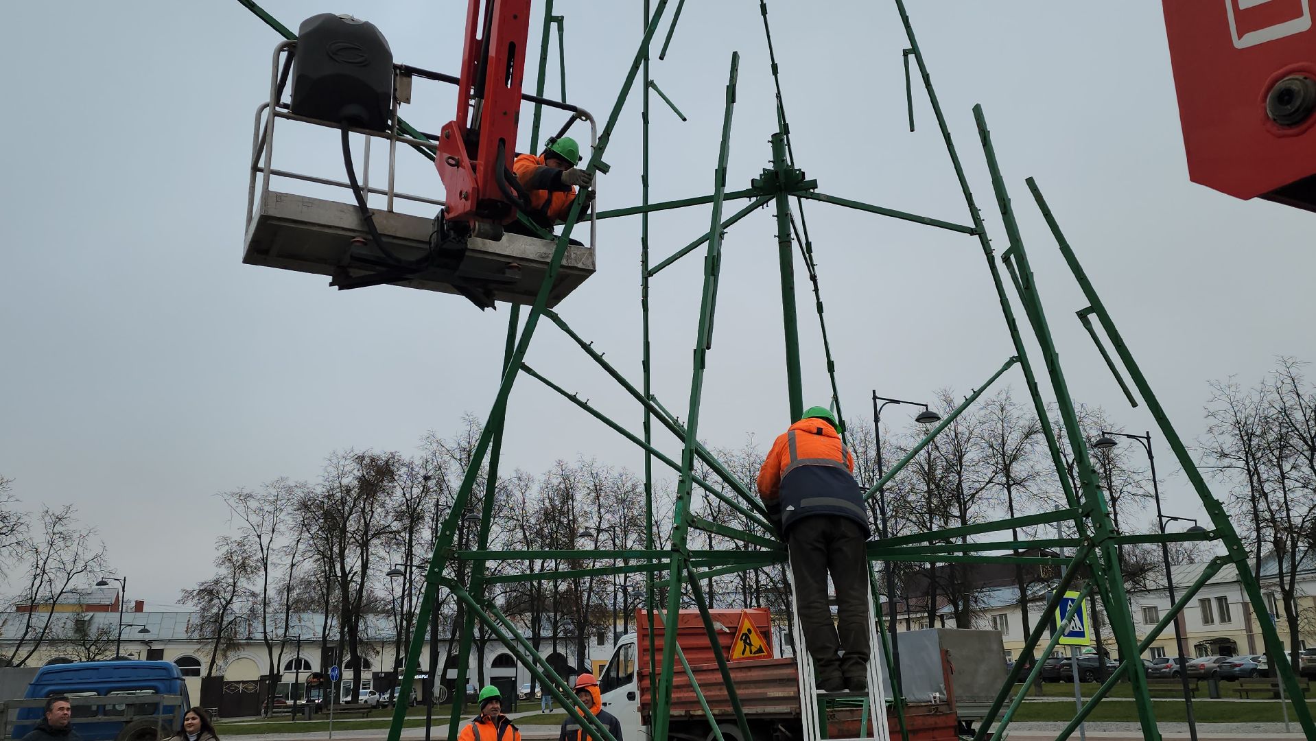 серпухов, комбинат благоустройства, монтаж елки на площади ленина,