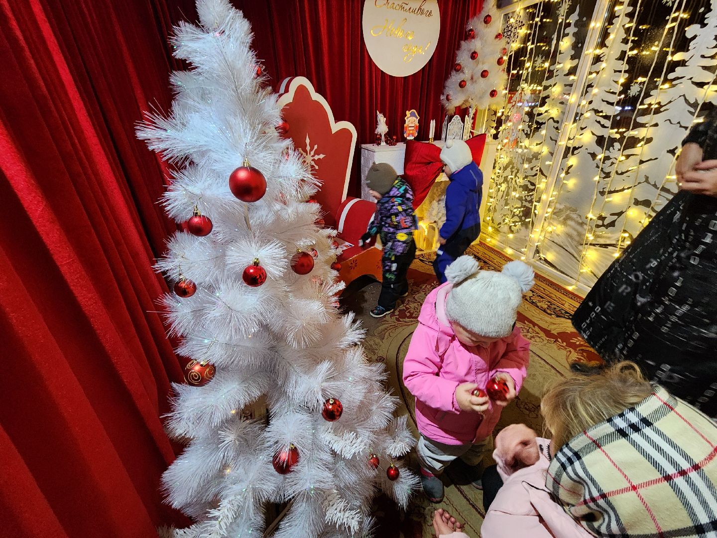 чехов, городской парк, открытие зимнего сезона, проект губернатора московской области, зима в подмосковье, праздничная программа, концерт, театрализованное представление, песни и танцы, народные игры и забавы, мастер-классы, зажжение огней на елке, открытие резиденции деда мороза, почта деда мороза,анимация, конкурсы, письма деду морозу,программа зимний калейдоскоп,катание на лошадях ,