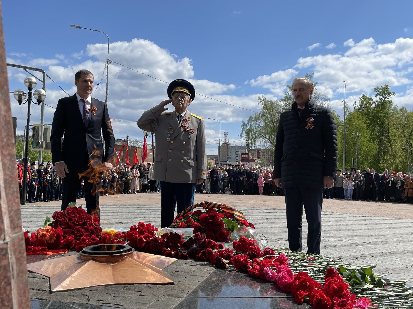Вечный огонь, праздник, 9 мая, цветы