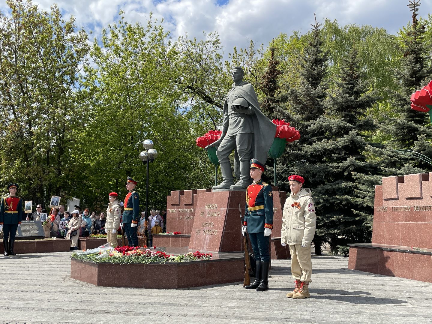 Вечный огонь, праздник, 9 мая, цветы
