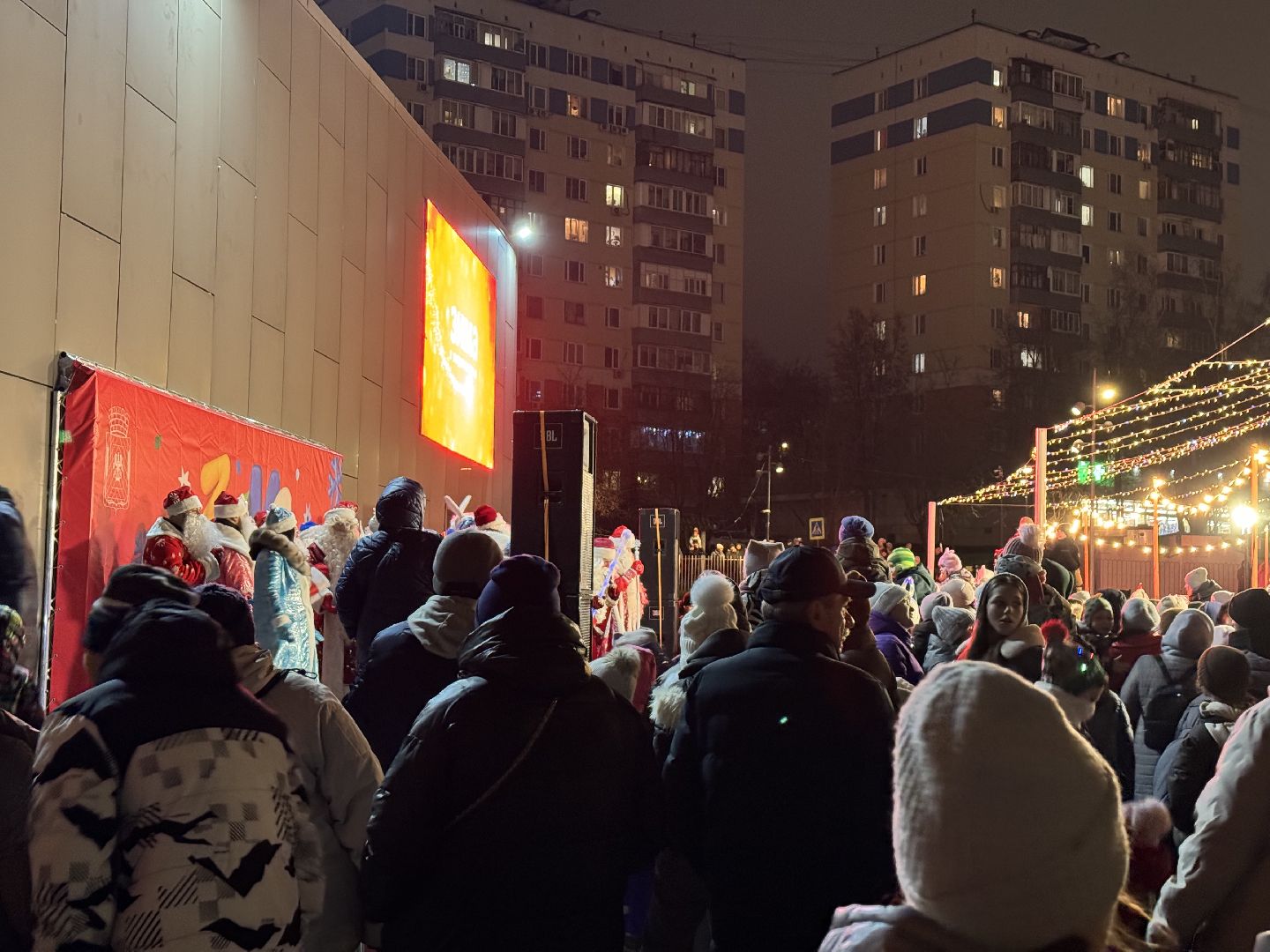 зима в подмосковье, парад дедов морозов, снегурочки, ленинский городской округ, зажгли елку,