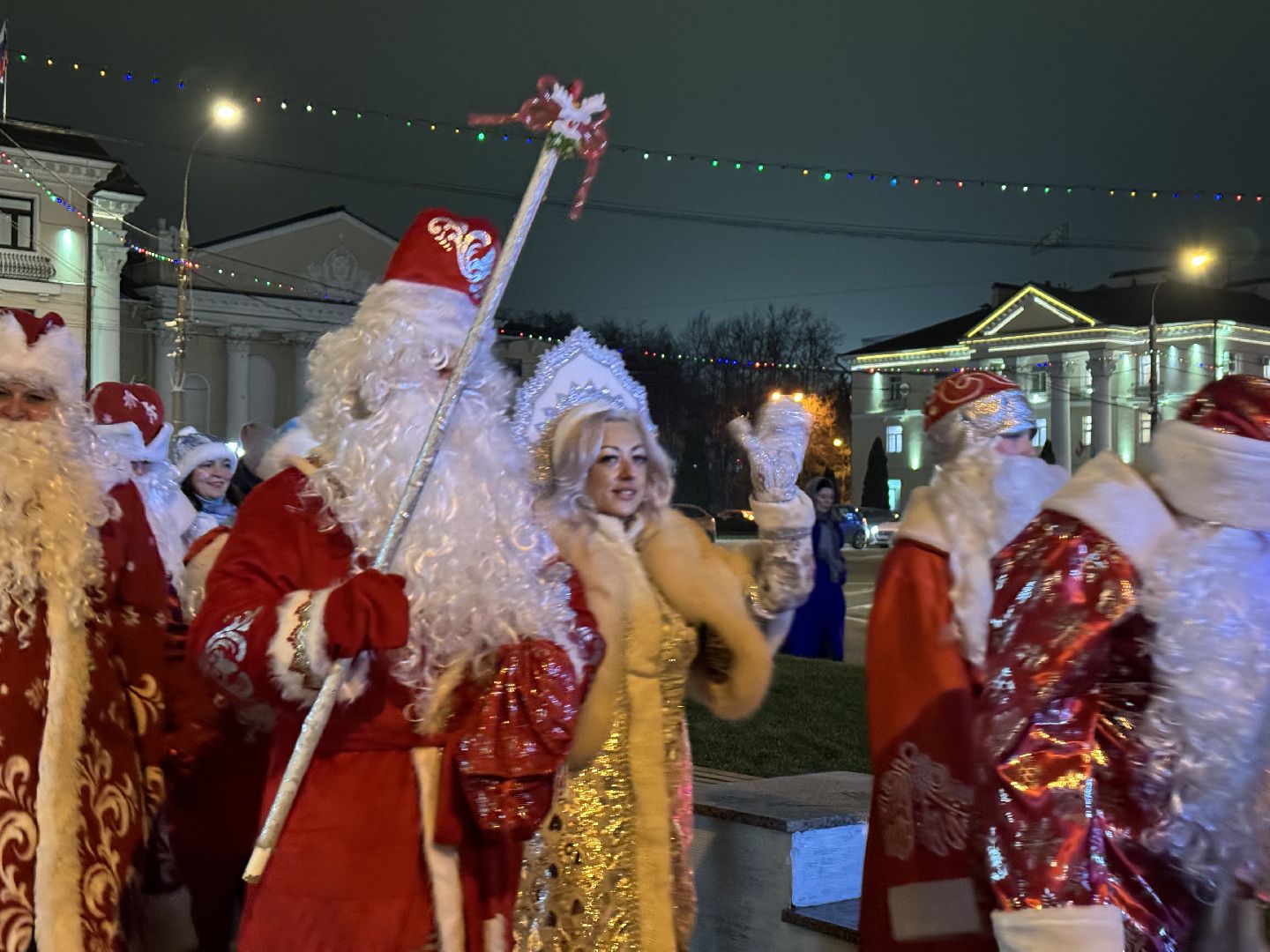 зима в подмосковье, парад дедов морозов, снегурочки, ленинский городской округ, зажгли елку,
