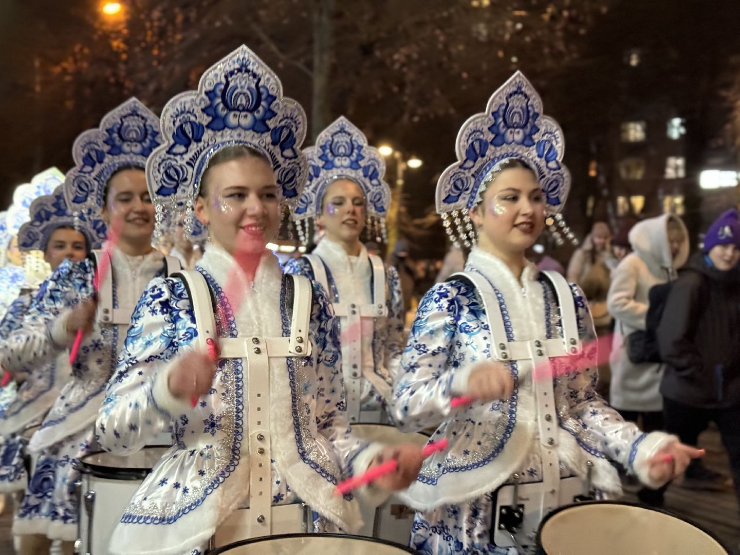 зима в подмосковье, парад дедов морозов, снегурочки, ленинский городской округ, зажгли елку,