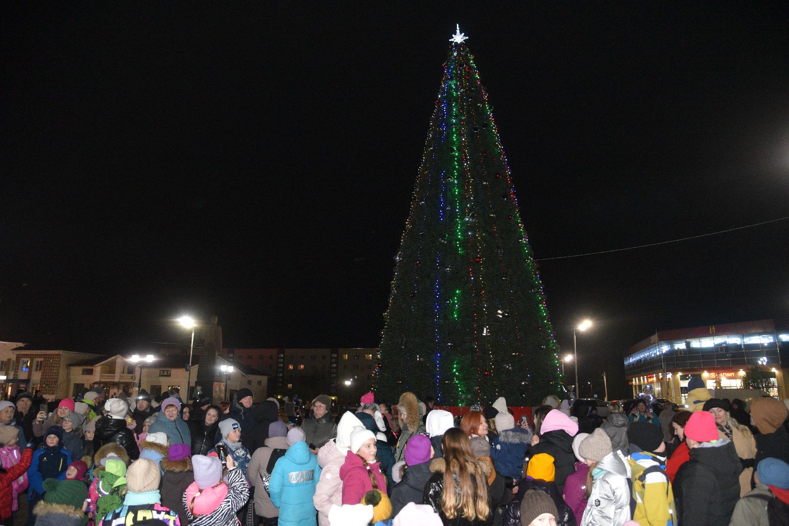 лотошино, новый год, зажжение огней на елке,