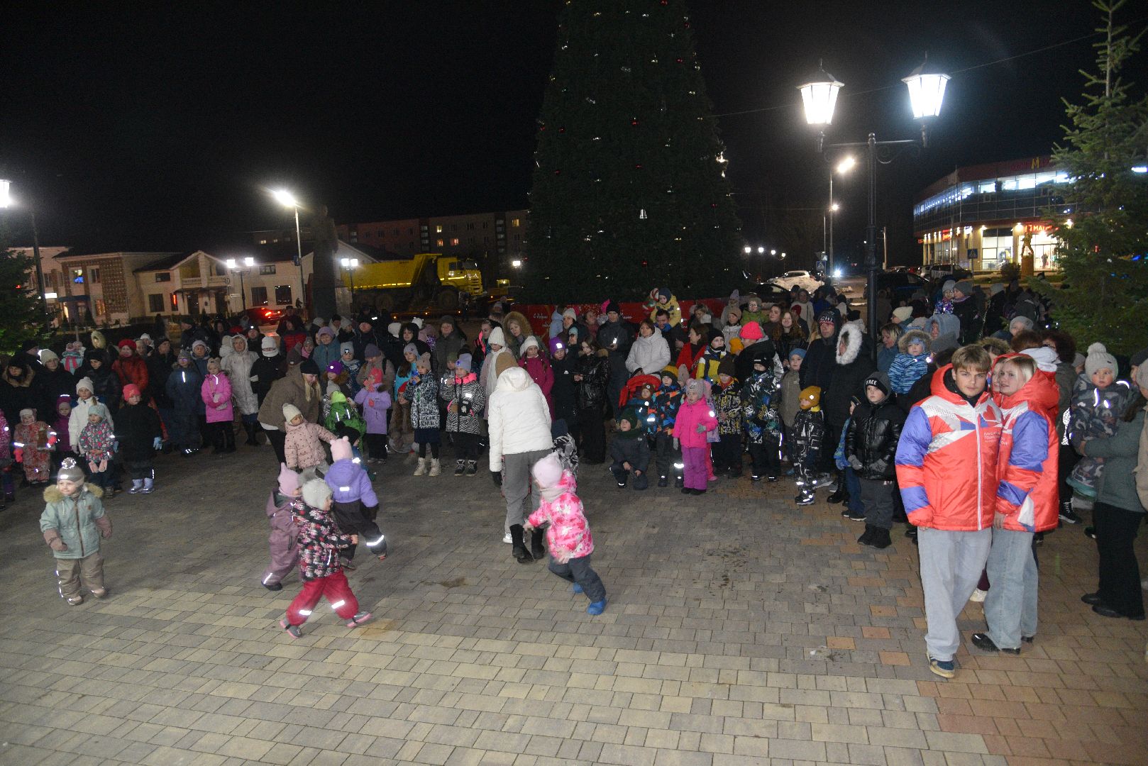 лотошино, новый год, зажжение огней на елке,
