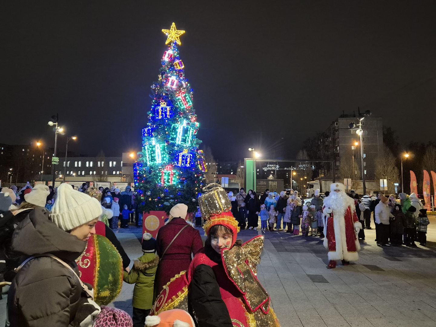 орехово-зуево., зажжение огней на елке, зима в подмосковье,