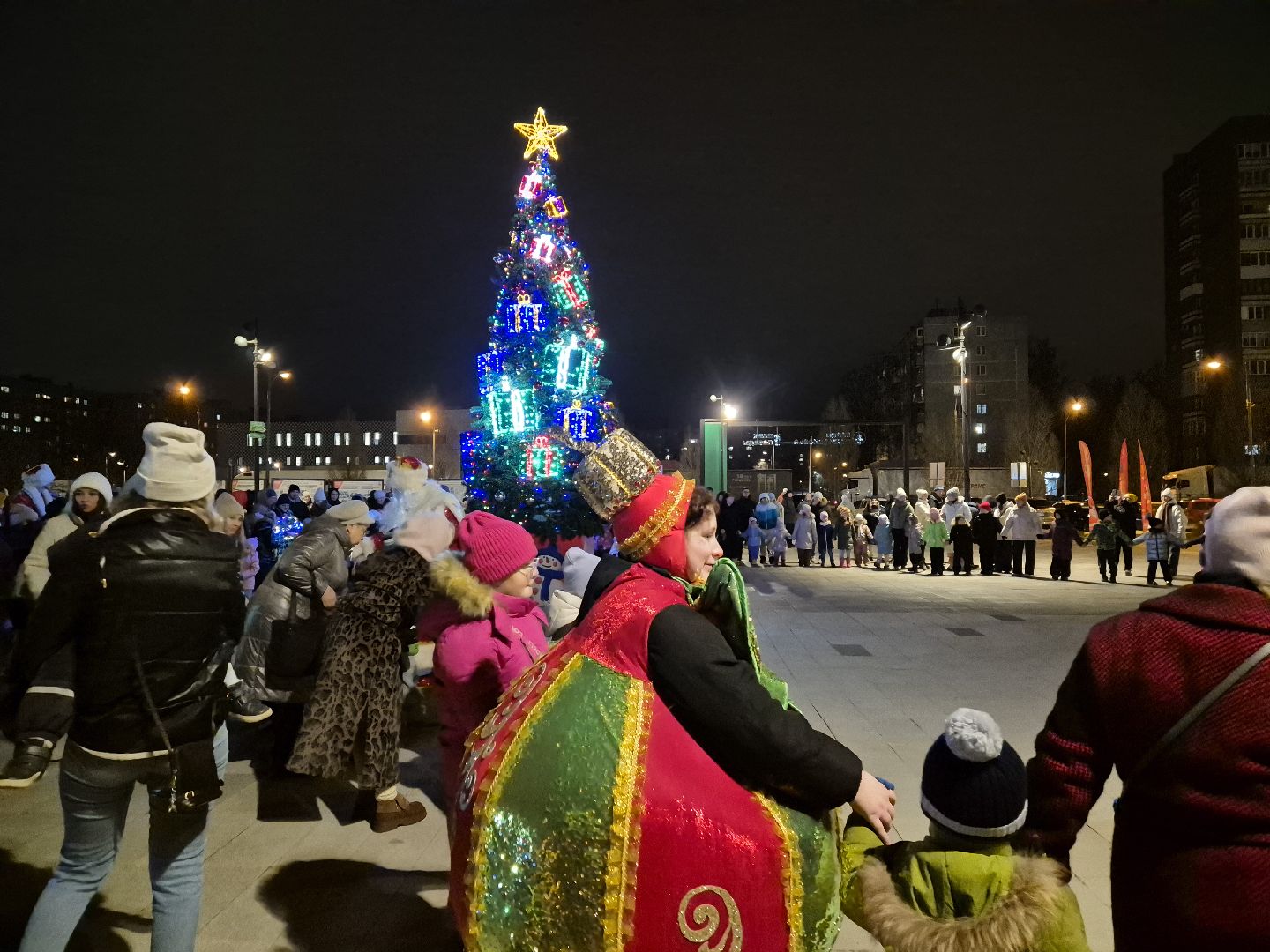 орехово-зуево., зажжение огней на елке, зима в подмосковье,