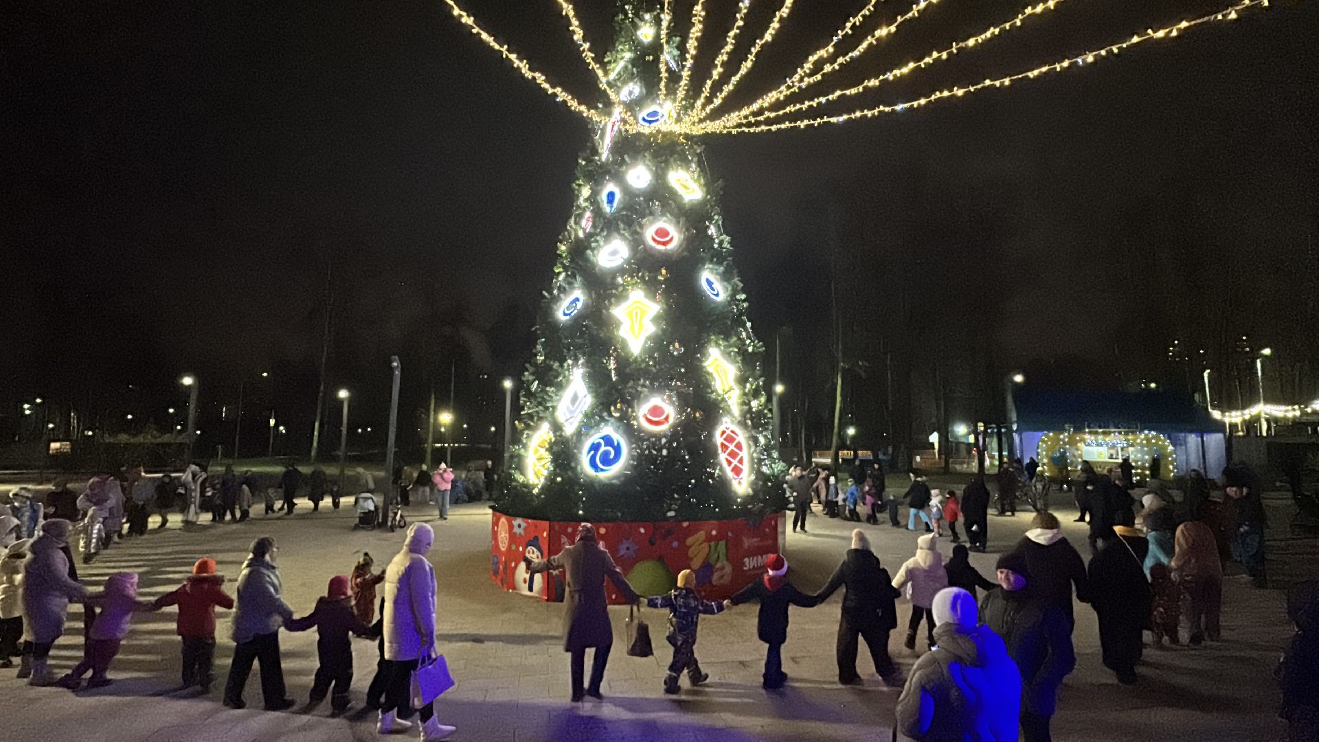 зима в подмосковье, пушкинский городской округ, ивантеевка, городской парк ивантеевки, дед мороз, зажжение елки, зажжение огней на елке,