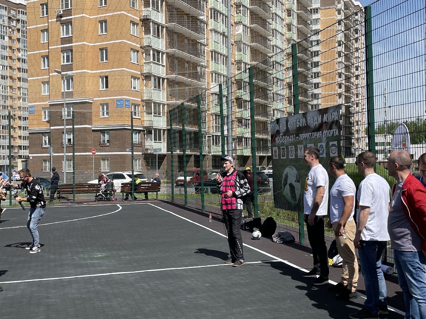 Акция, футболисты, Лес Победы, деревья