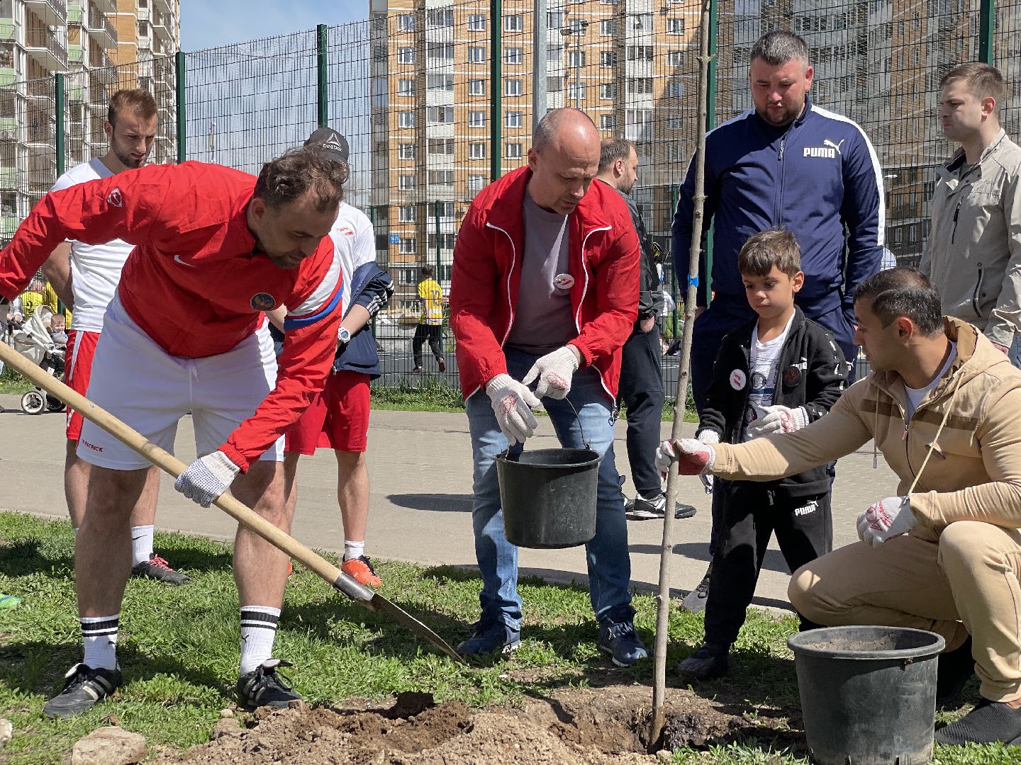 Акция, футболисты, Лес Победы, деревья