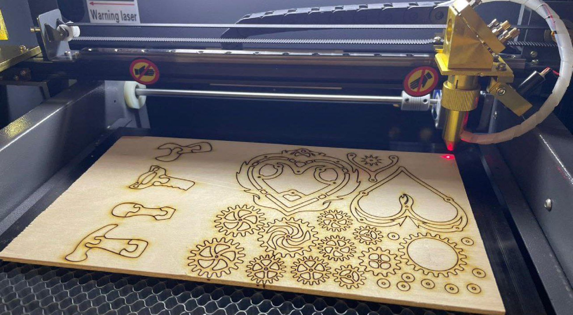 бронницы, лазерно-гравировальный станок в школе , лазерная лаборатория в школе имени Тимофеева , лазерная лаборатория в бронницах, новое оборудование в школе ,