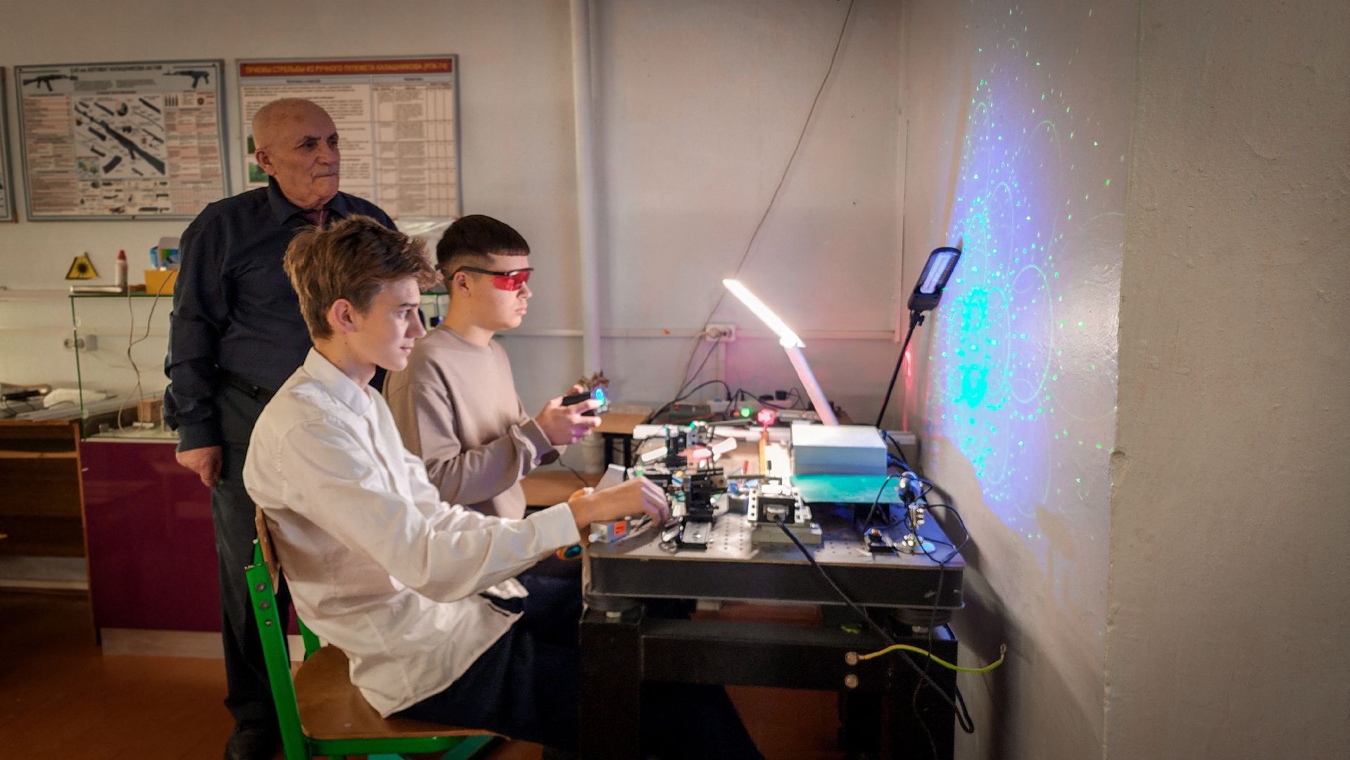 бронницы, лазерно-гравировальный станок в школе , лазерная лаборатория в школе имени Тимофеева , лазерная лаборатория в бронницах, новое оборудование в школе ,