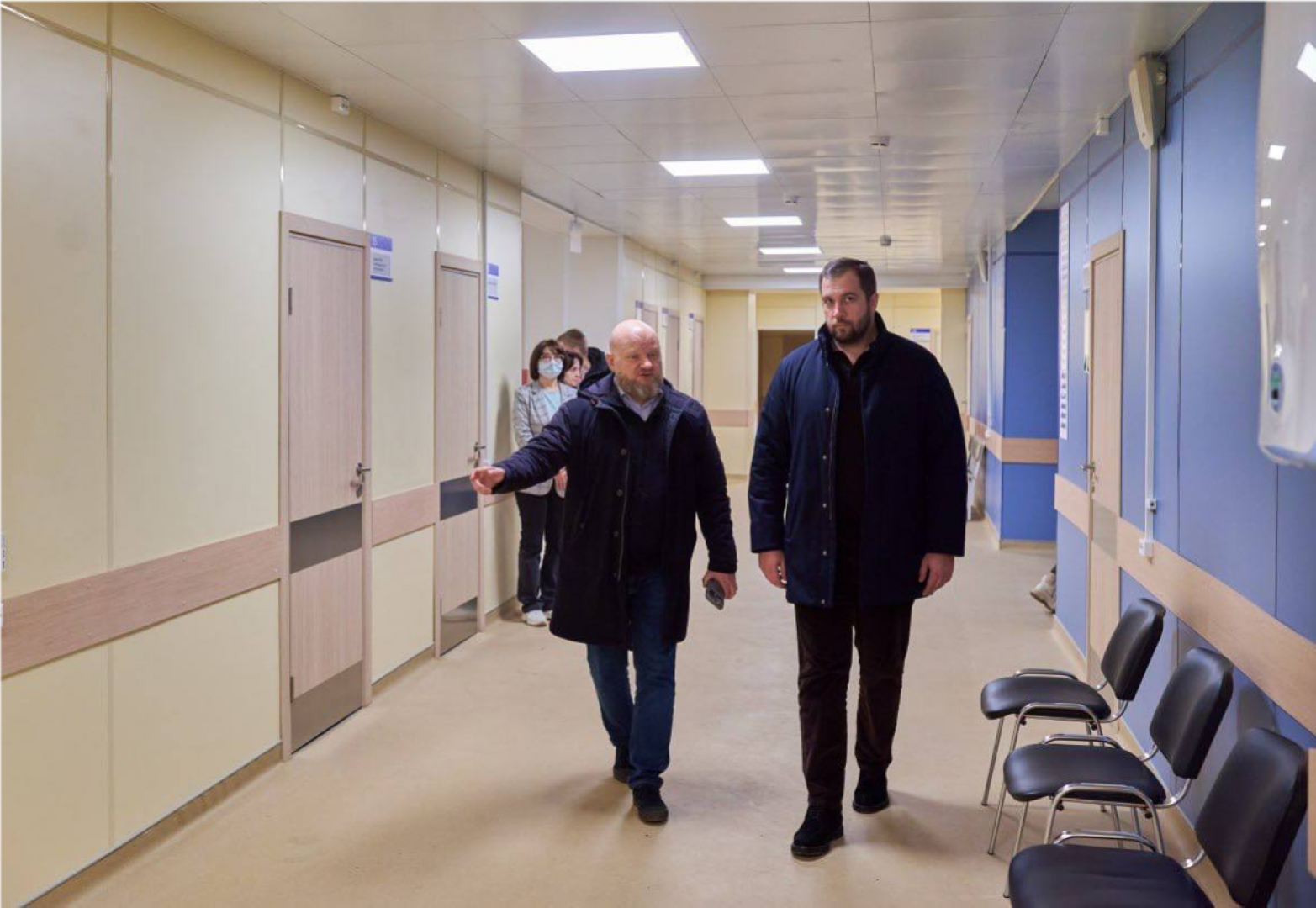 чехов, чеховская больница, взрослая поликлиника, улица пионерская 2, ремонт здания, замена кровли, фасадные работы, замена окон, внутренняя отделка помещений, инженерные сети, новое оборудование, завершение ремонта, проверка, инспекция, глава округа михаил собакин, главврач чеховской больницы андрей попов, объем качество сроки ремонта, кабинет неотложной помощи, справка в одно окно, инфоматы, терапевты, прием врачей, узкопрофильные специалисты,