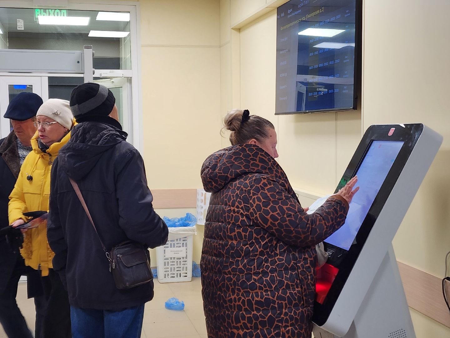 чехов, чеховская больница, взрослая поликлиника, улица пионерская 2, ремонт здания, замена кровли, фасадные работы, замена окон, внутренняя отделка помещений, инженерные сети, новое оборудование, завершение ремонта, проверка, инспекция, глава округа михаил собакин, главврач чеховской больницы андрей попов, объем качество сроки ремонта, кабинет неотложной помощи, справка в одно окно, инфоматы, терапевты, прием врачей, узкопрофильные специалисты,