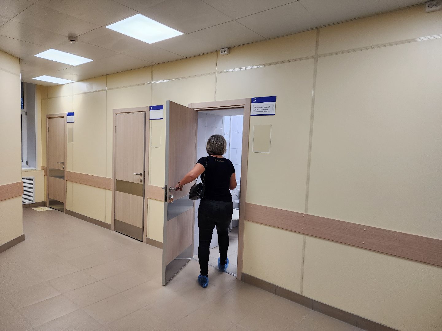 чехов, чеховская больница, взрослая поликлиника, улица пионерская 2, ремонт здания, замена кровли, фасадные работы, замена окон, внутренняя отделка помещений, инженерные сети, новое оборудование, завершение ремонта, проверка, инспекция, глава округа михаил собакин, главврач чеховской больницы андрей попов, объем качество сроки ремонта, кабинет неотложной помощи, справка в одно окно, инфоматы, терапевты, прием врачей, узкопрофильные специалисты,