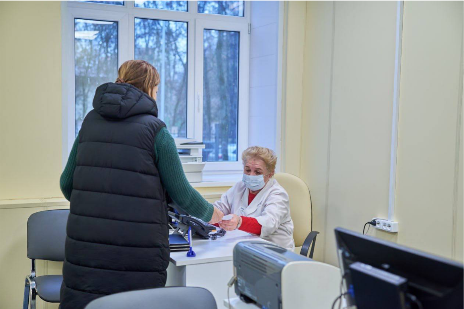 чехов, чеховская больница, взрослая поликлиника, улица пионерская 2, ремонт здания, замена кровли, фасадные работы, замена окон, внутренняя отделка помещений, инженерные сети, новое оборудование, завершение ремонта, проверка, инспекция, глава округа михаил собакин, главврач чеховской больницы андрей попов, объем качество сроки ремонта, кабинет неотложной помощи, справка в одно окно, инфоматы, терапевты, прием врачей, узкопрофильные специалисты,