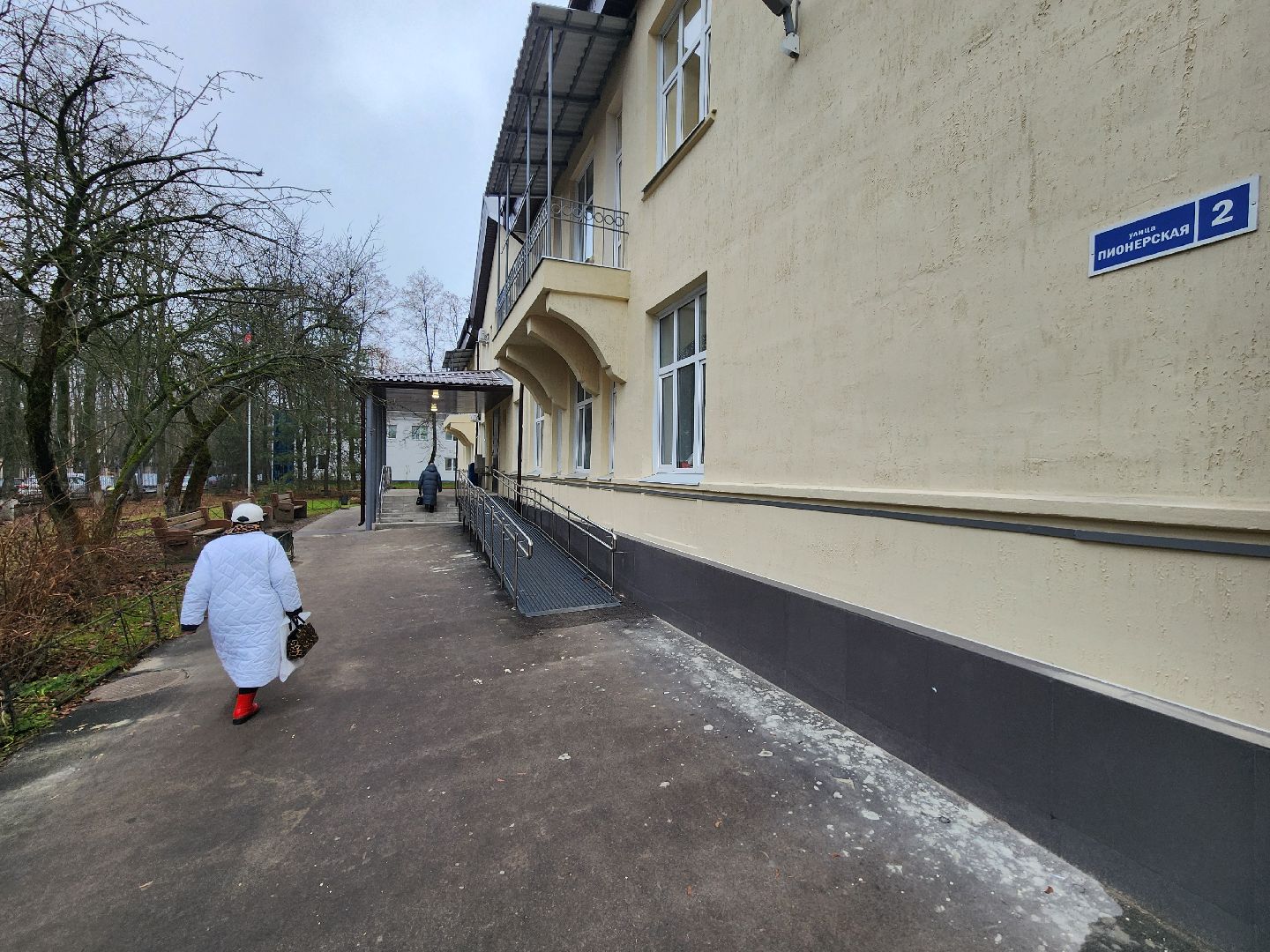 чехов, чеховская больница, взрослая поликлиника, улица пионерская 2, ремонт здания, замена кровли, фасадные работы, замена окон, внутренняя отделка помещений, инженерные сети, новое оборудование, завершение ремонта, проверка, инспекция, глава округа михаил собакин, главврач чеховской больницы андрей попов, объем качество сроки ремонта, кабинет неотложной помощи, справка в одно окно, инфоматы, терапевты, прием врачей, узкопрофильные специалисты,