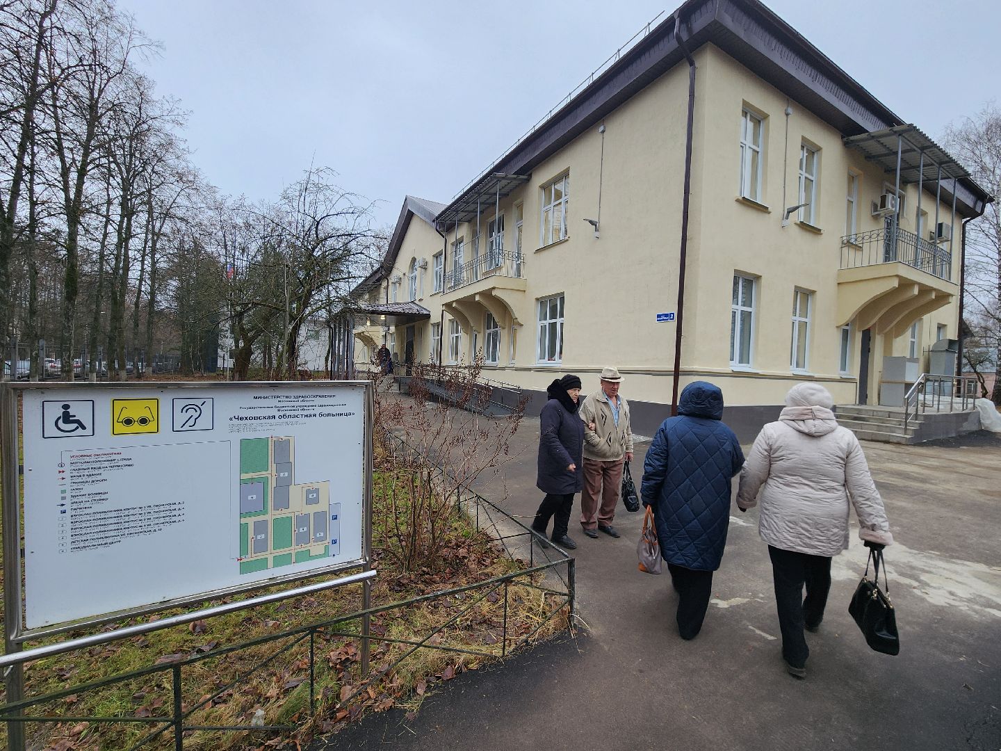 чехов, чеховская больница, взрослая поликлиника, улица пионерская 2, ремонт здания, замена кровли, фасадные работы, замена окон, внутренняя отделка помещений, инженерные сети, новое оборудование, завершение ремонта, проверка, инспекция, глава округа михаил собакин, главврач чеховской больницы андрей попов, объем качество сроки ремонта, кабинет неотложной помощи, справка в одно окно, инфоматы, терапевты, прием врачей, узкопрофильные специалисты,